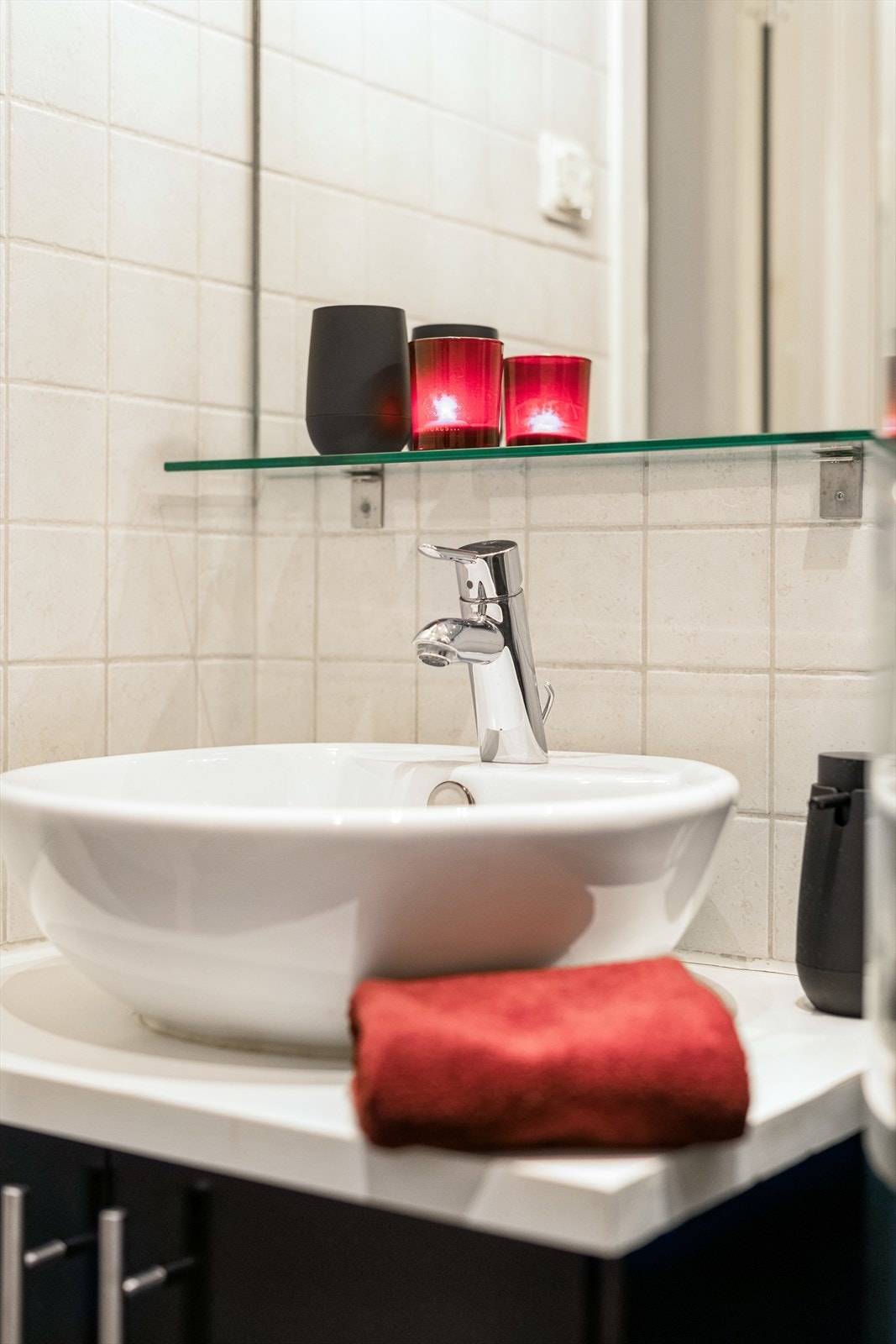 Bollevask i svart skapinnredning på badet. Galleribilde