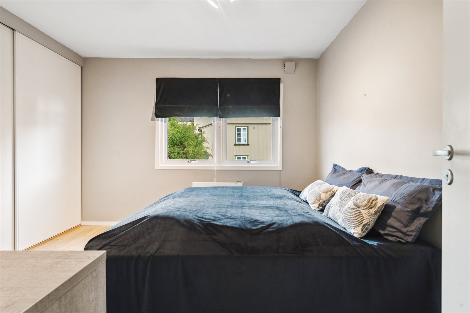 Soverommet er romslig, og inneholder skyvedørsgarderobe Galleribilde