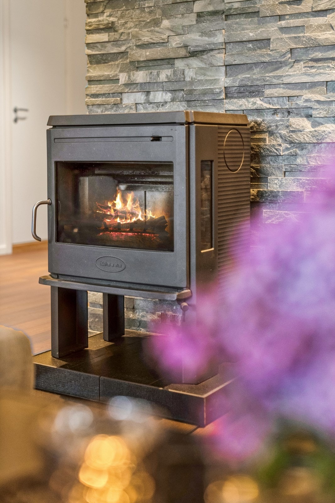 Peisovn med flott skifterbelagt vegg bak. Galleribilde