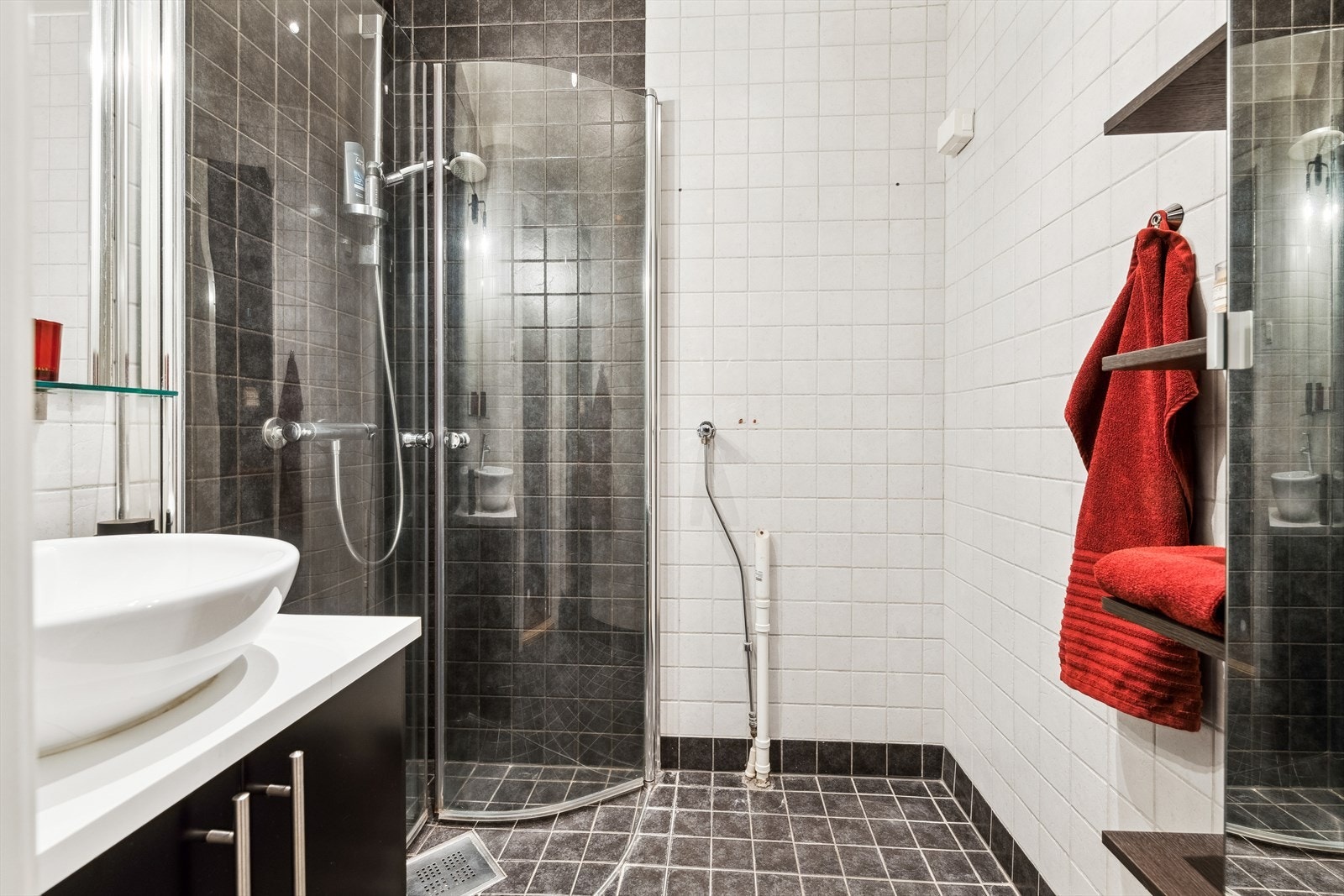 Flislagt bad med dusjhjørne og opplegg for vaskemaskin. Galleribilde