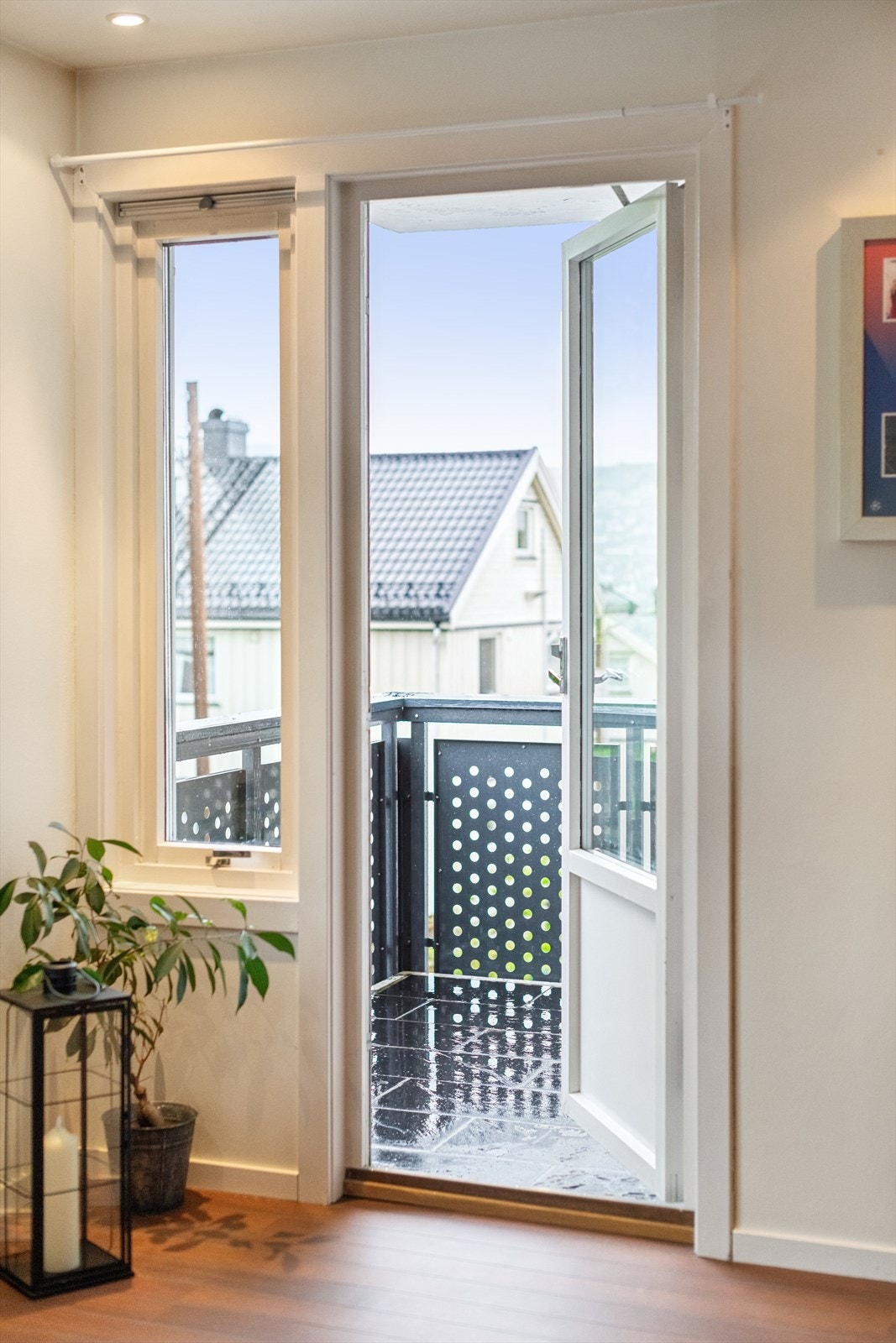 Fra stuen er det utgang ut til sydvendt balkong. Galleribilde