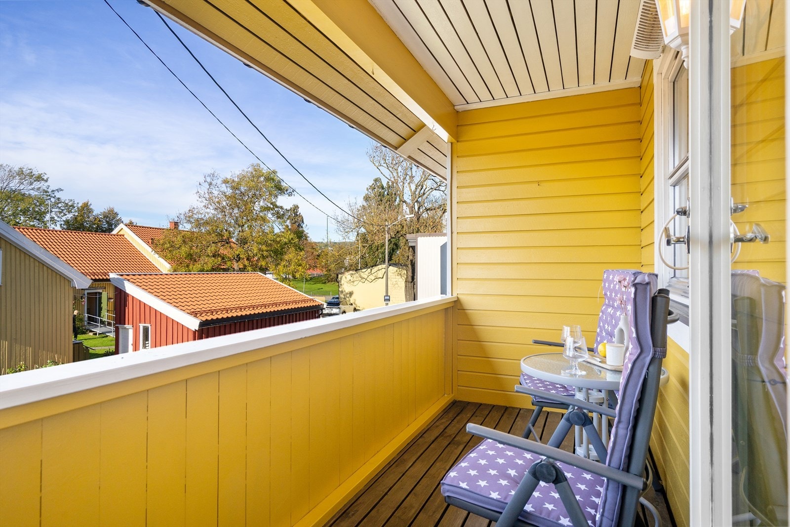 En lun og trivelig uteplass med utsikt mot Kanalparken. Galleribilde