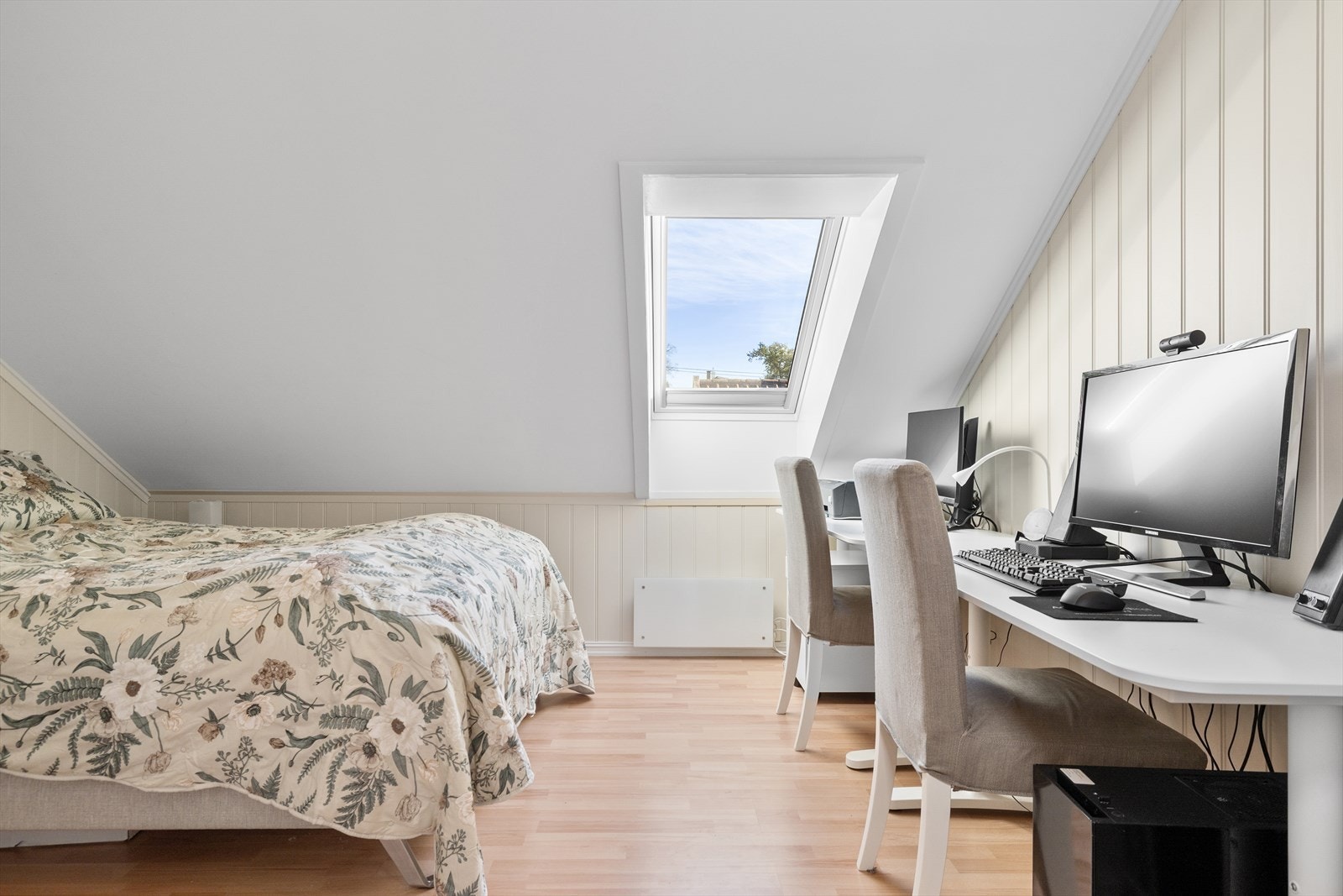 Soverom med plass til dobbeltseng, garderobe og hjemmekontor. Galleribilde