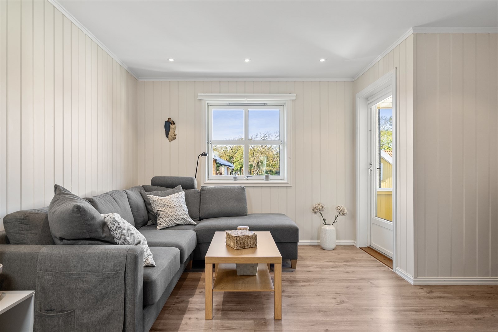 Lys og luftig stue med plass til sittegruppe med tilhørende møblement. Galleribilde