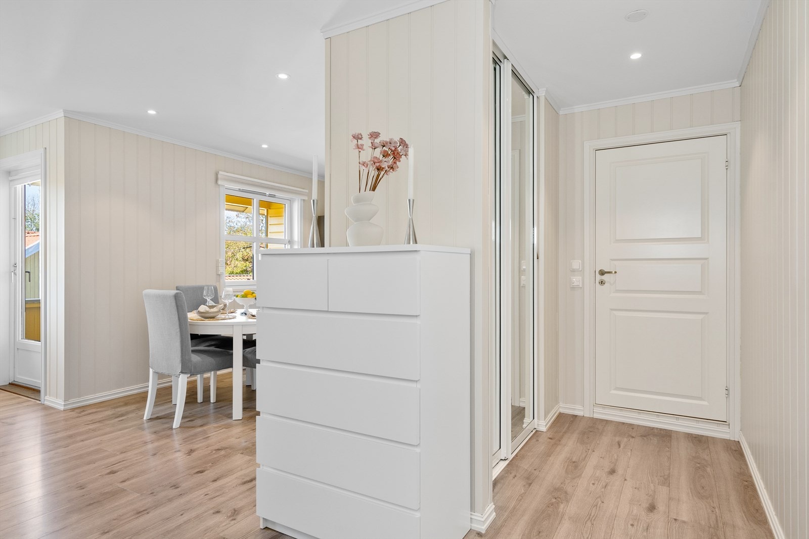 Gang med adkomst til soverom og bad. Oppbevaring i skyvedørsgarderobe. Galleribilde