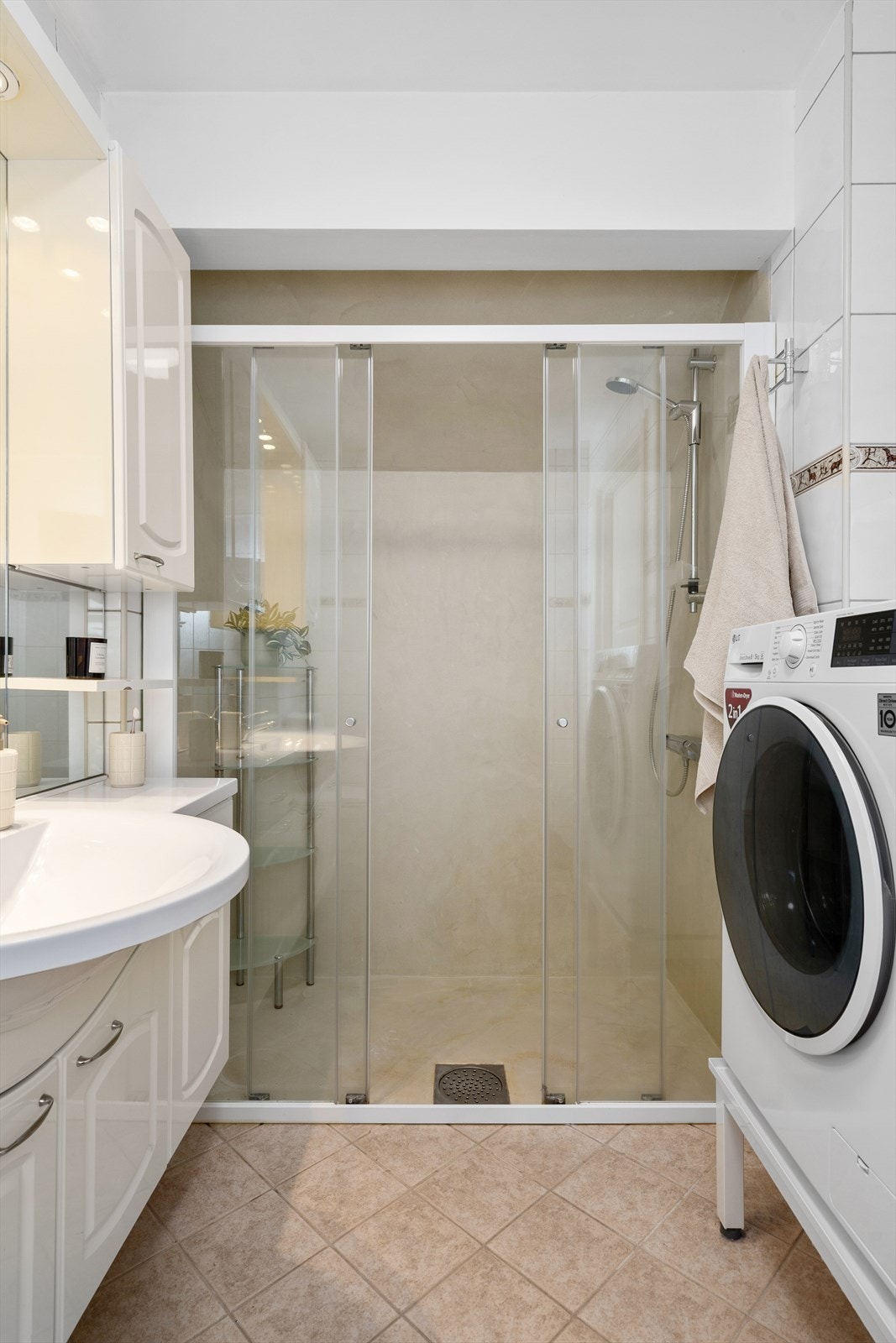 I 2019 ble det lagt mikrosement på gulv og vegger i dusjsonen, tidligere badekar ble tatt ut. Galleribilde