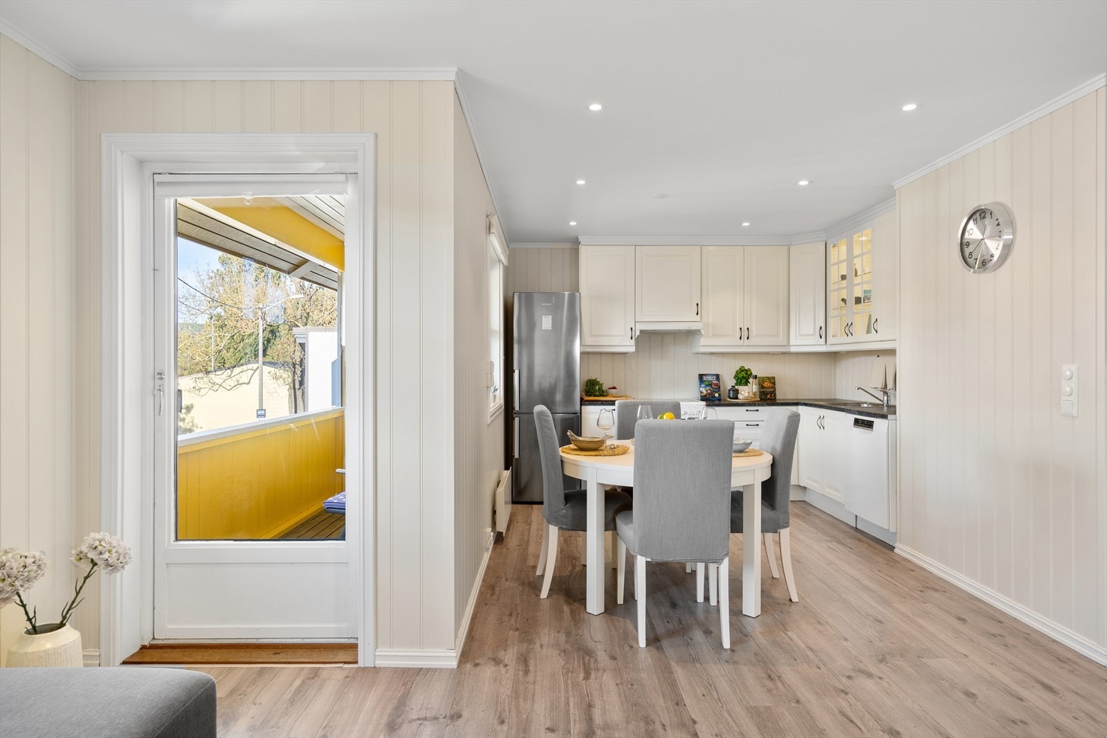 Fra stuen er det utgang til vestvendt balkong. Galleribilde