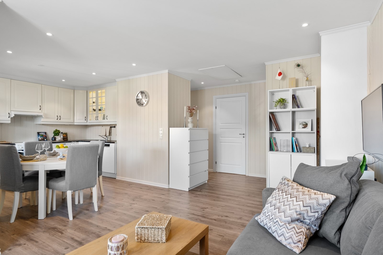 Åpen stue- kjøkkenløsning som skaper en sosial atmosfære. Galleribilde