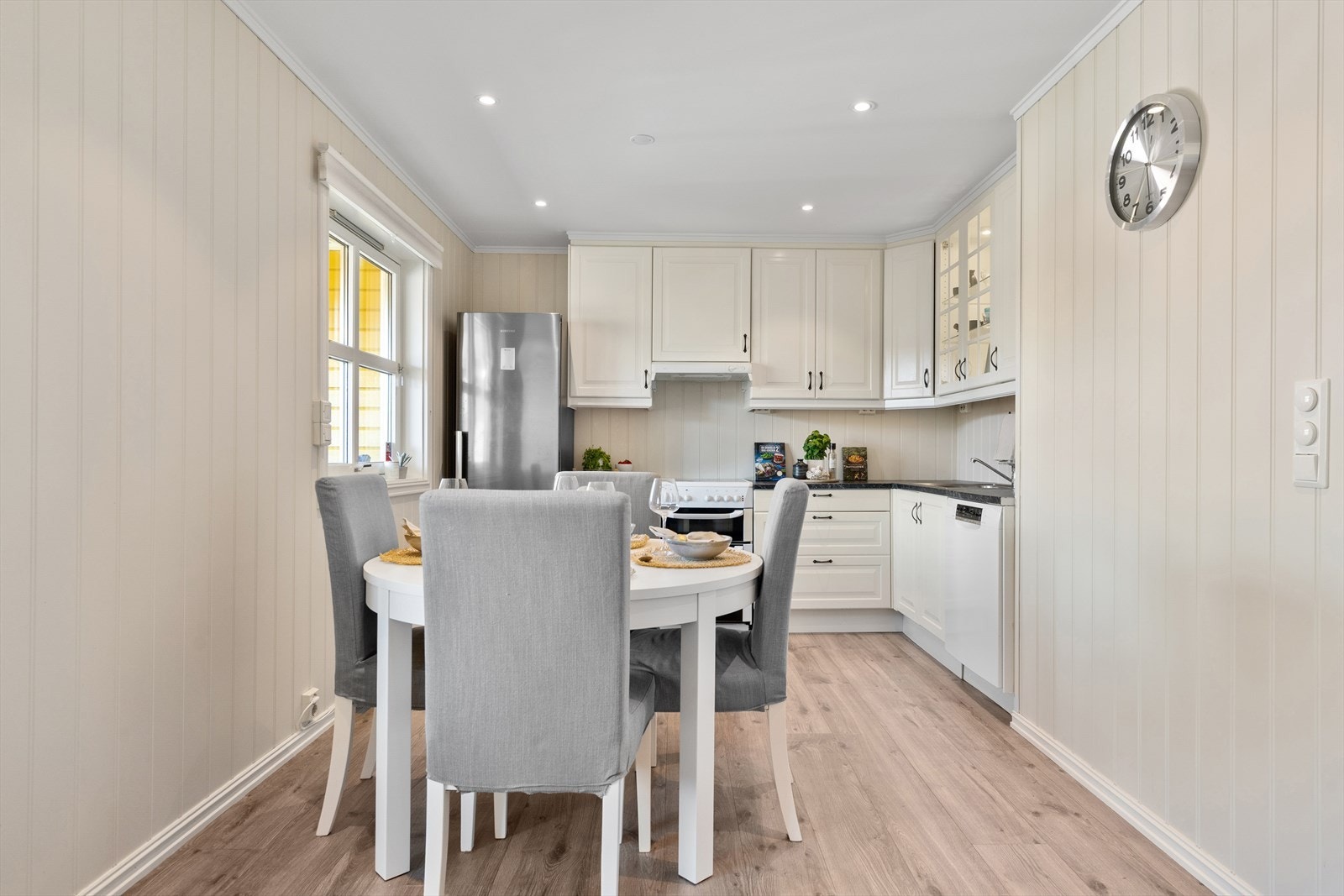 Kjøkkenet har godt med både skap- og benkeplass. Galleribilde