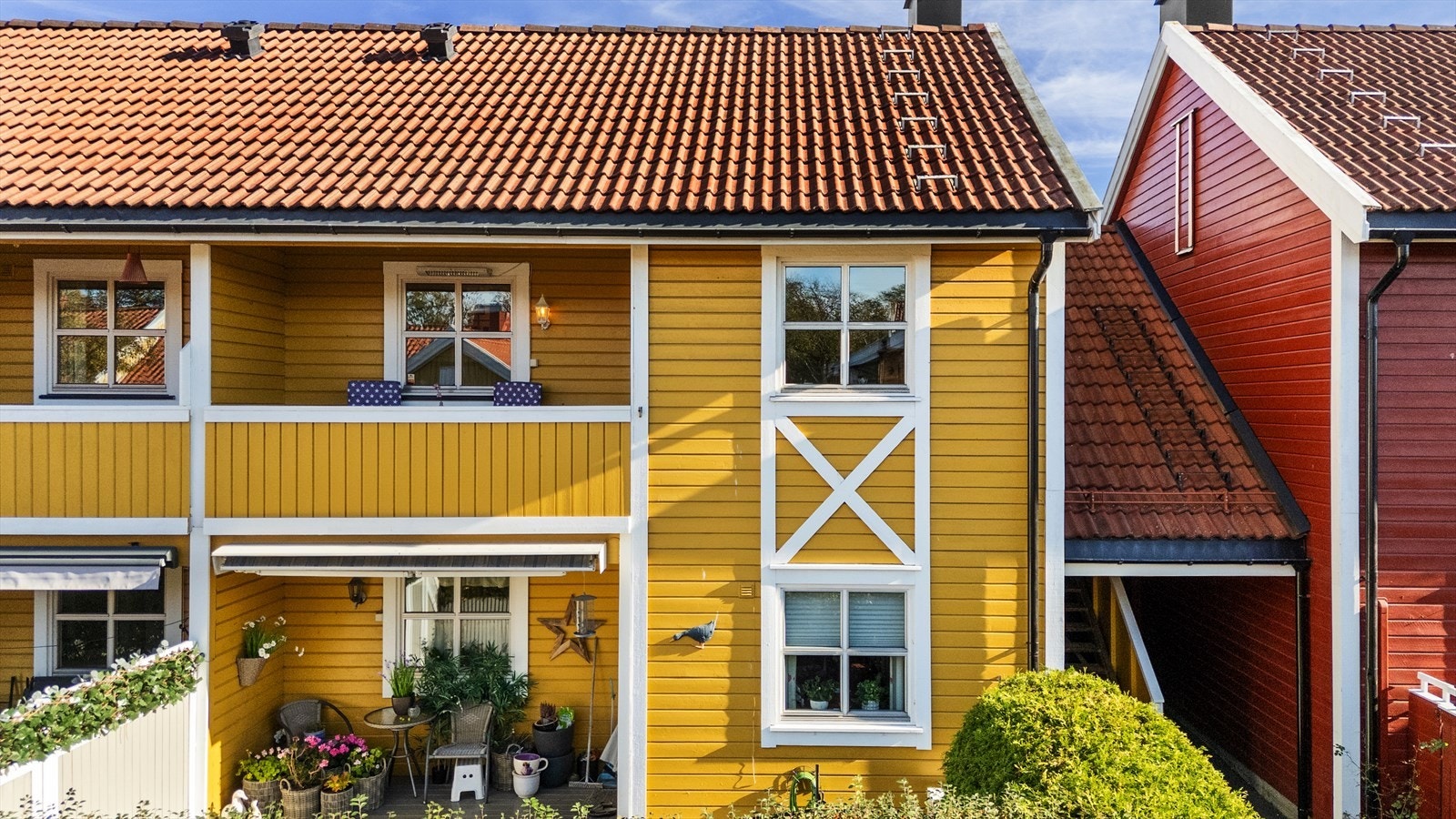 Leiligheten ligger i et rolig og attraktivt område ved kanalen med et urbant nabolag og kort vei til strand, sentrum, tog og ferje. Galleribilde