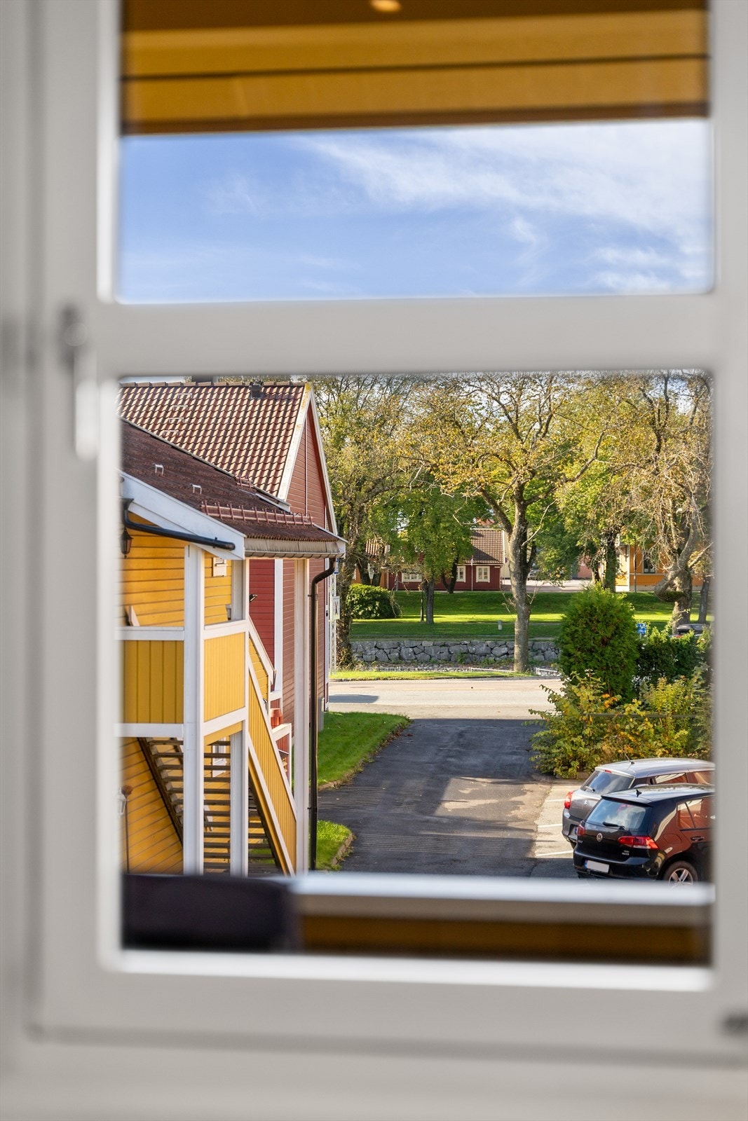 Hyggelig utsyn mot kanalparken fra stuevindu. Galleribilde