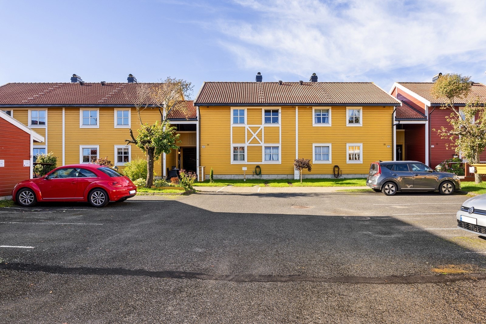 Felles parkeringsplass for beboere i borettslaget. 5 plasser med elbillader. Galleribilde