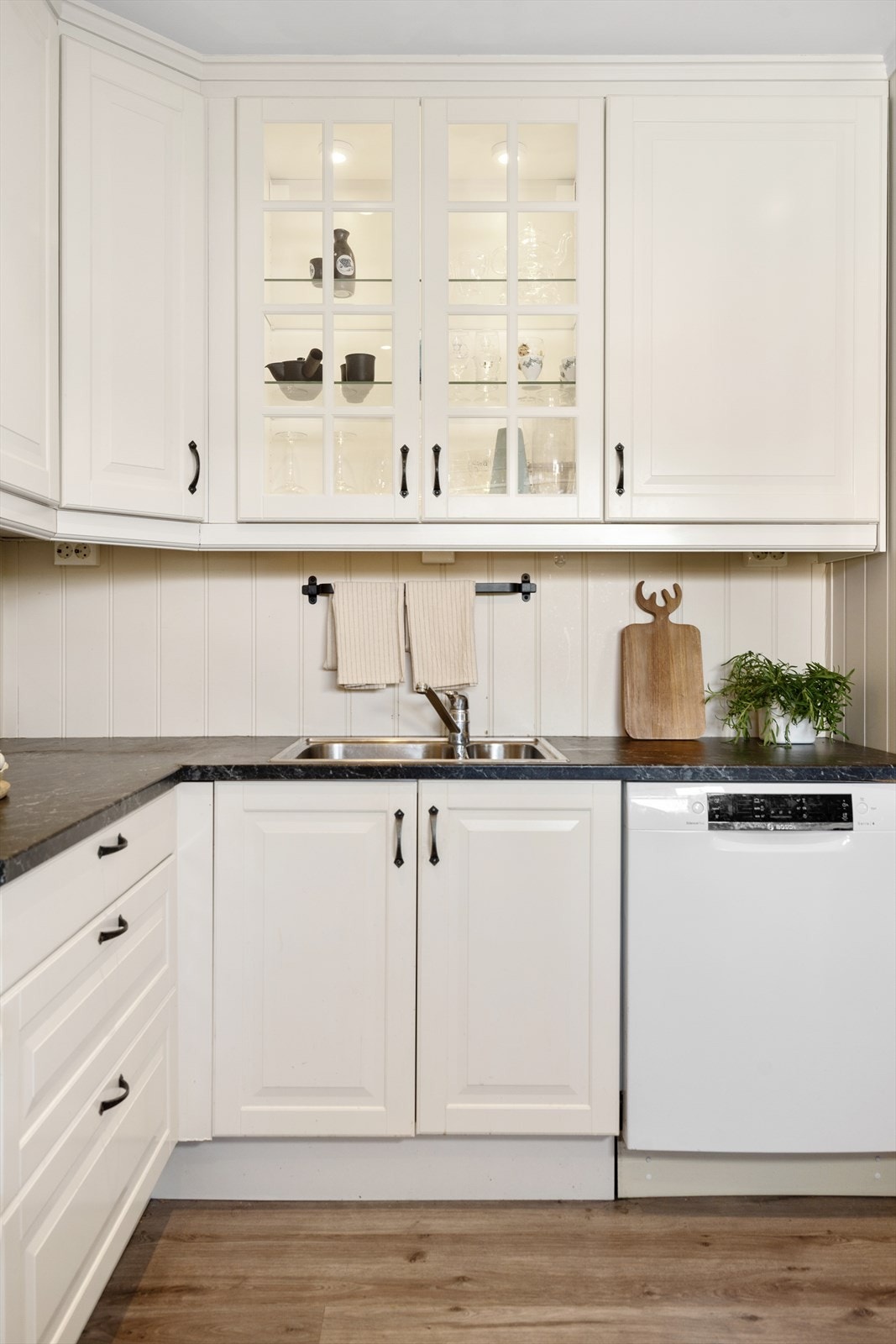 Lyst kjøkken med praktisk utforming. Galleribilde