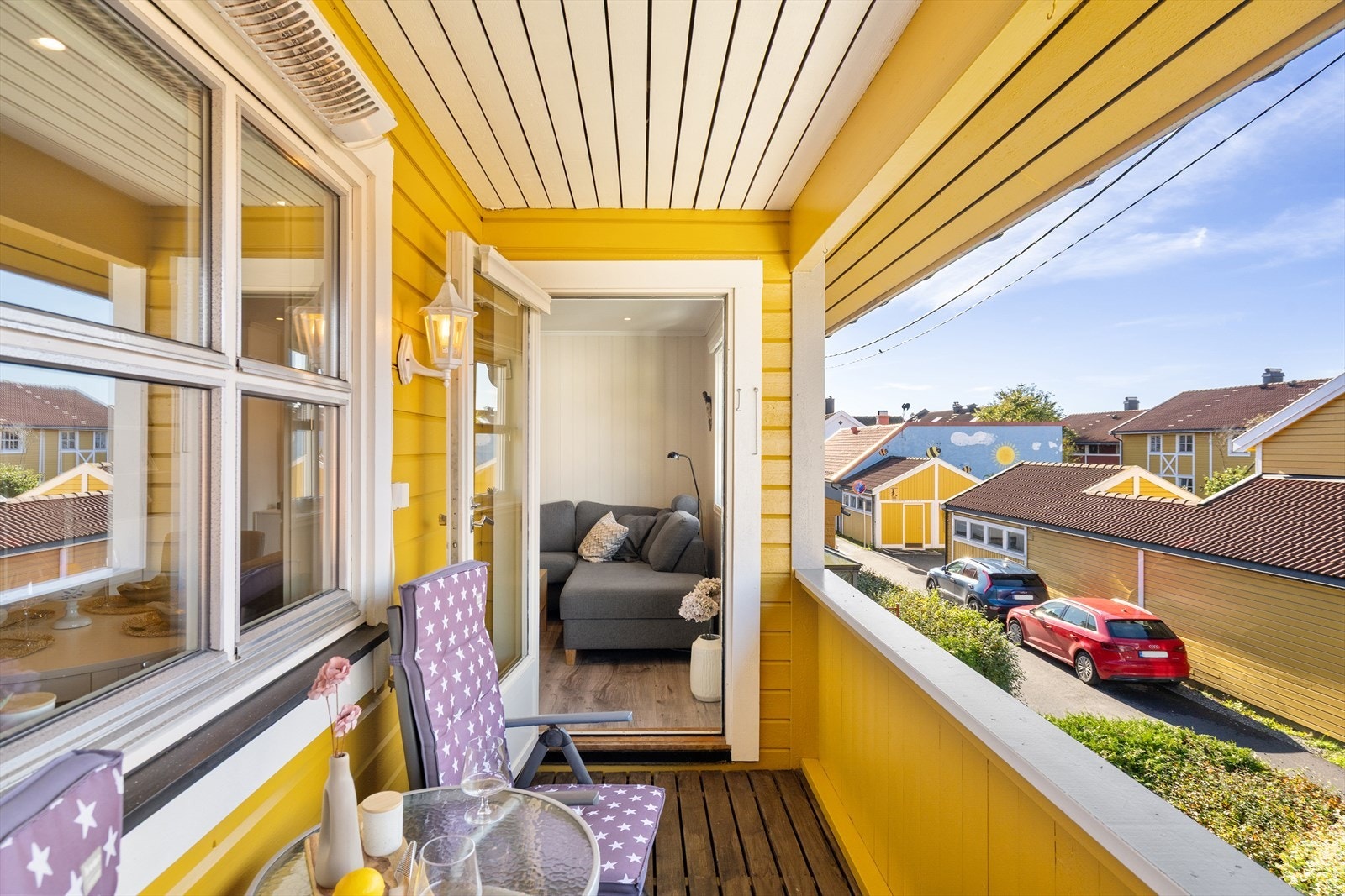 Vestvendt balkong med gode solforhold. Galleribilde