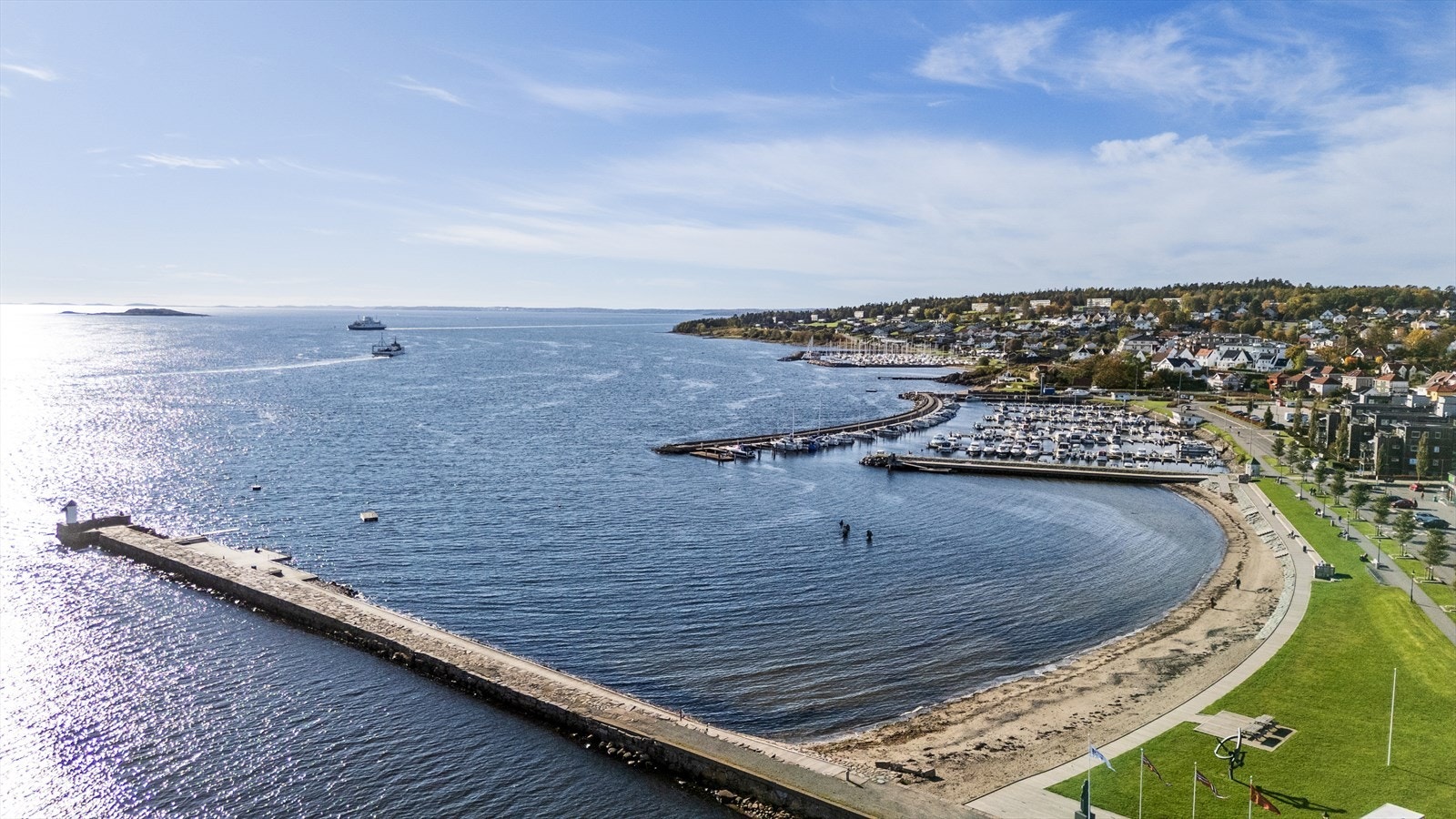 Her finner du Sjøbadet, en populær bystrand med langgrunt vann, badeflåte, sklie og stupetårn. Galleribilde