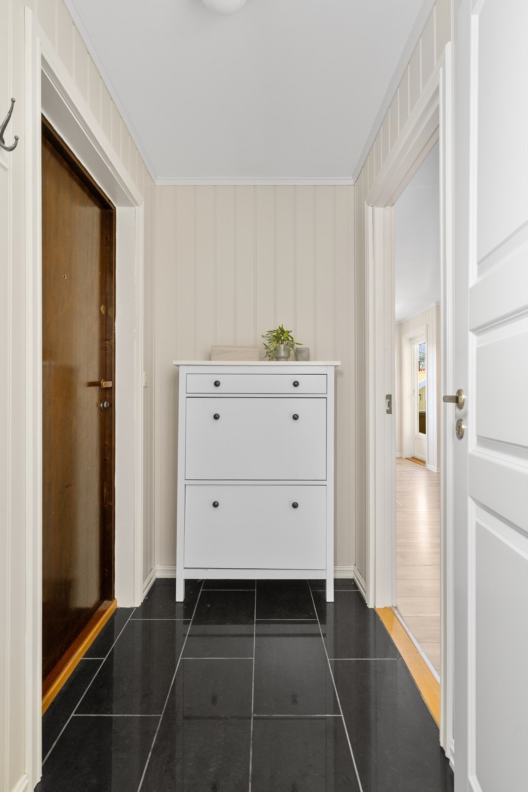 Entré med plass til å henge fra seg yttertøy. Ytterligere oppbevaring i tilknyttet bod. Galleribilde