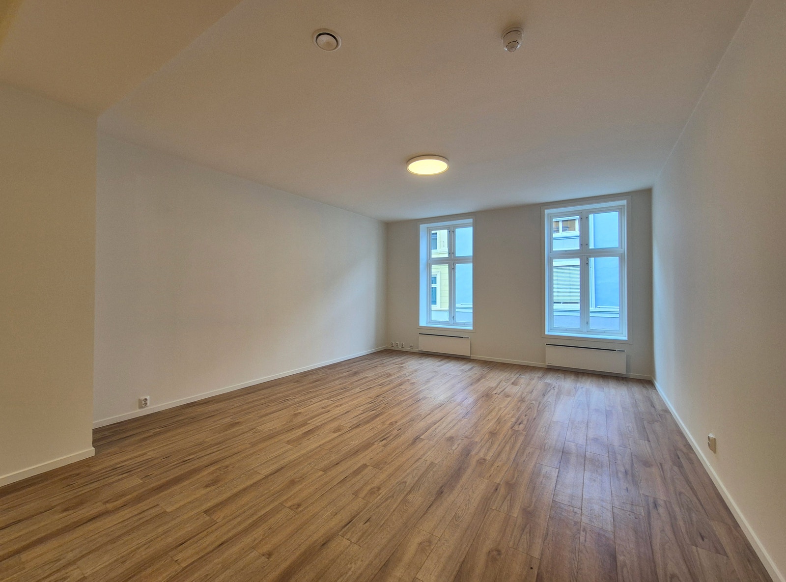 Stue med god plass til både sofa og spisebord Galleribilde