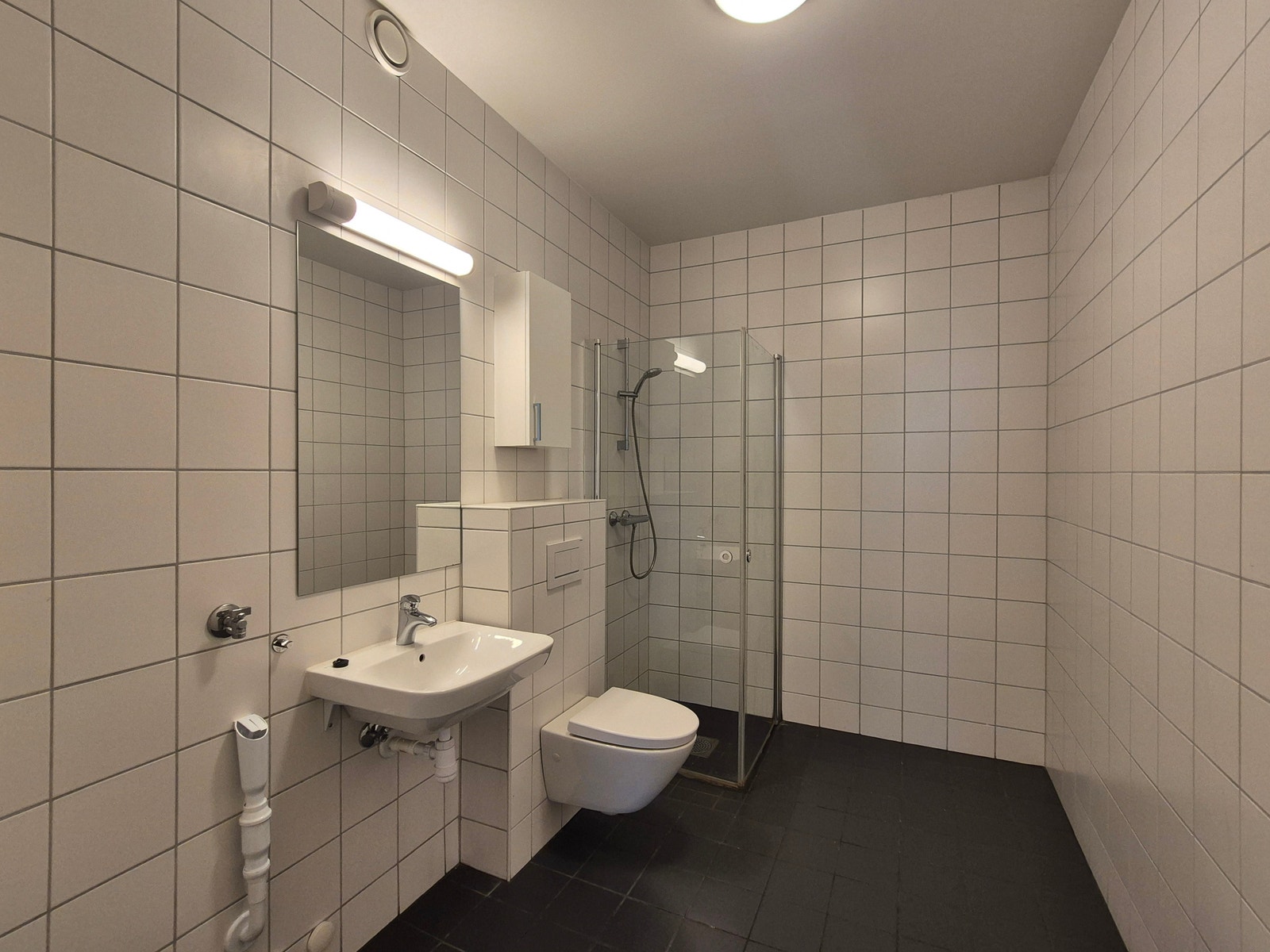 Romslig bad med varmekabler og opplegg til vaskemaskin Galleribilde