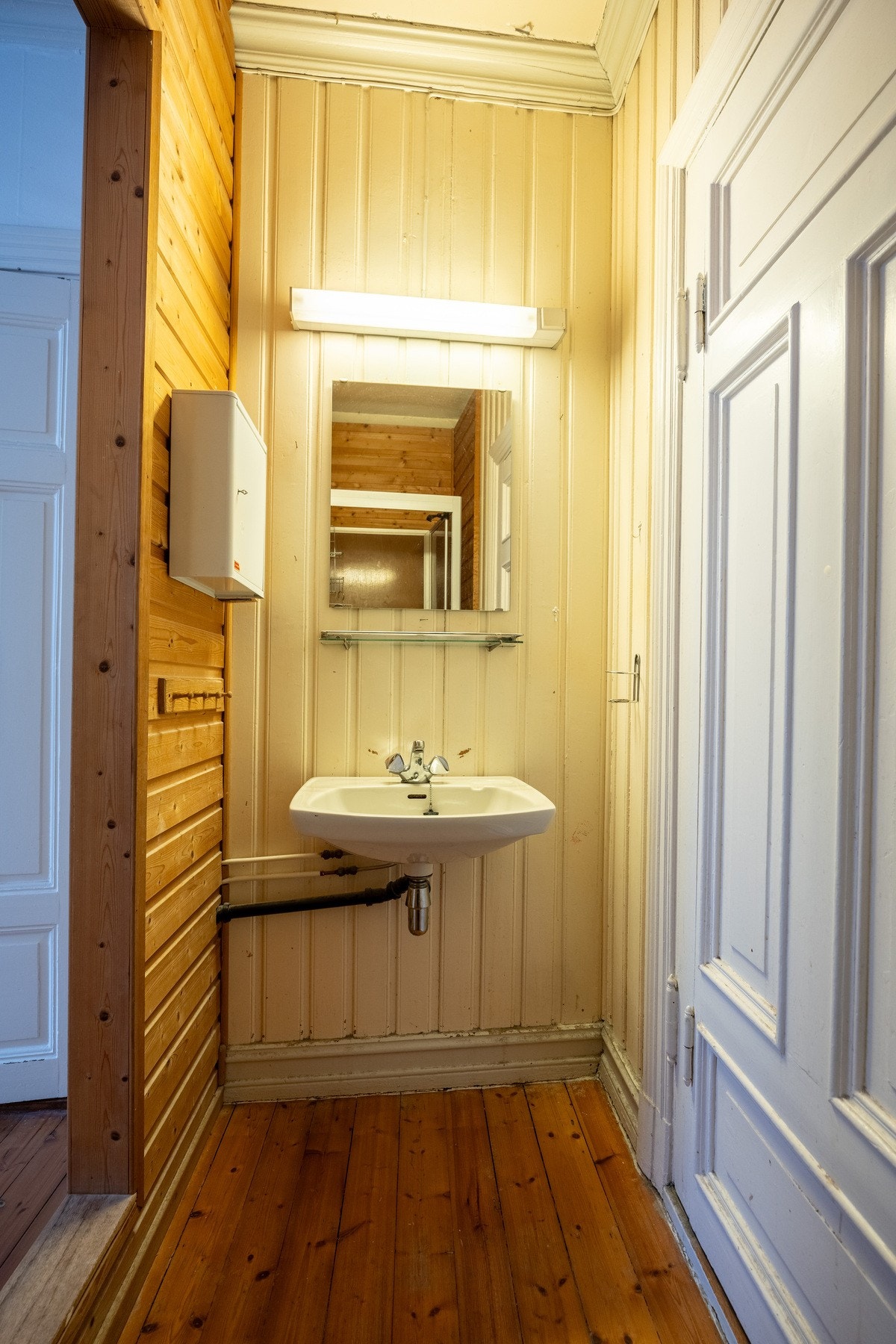 Bad og separat toalettrom ved entré. Galleribilde