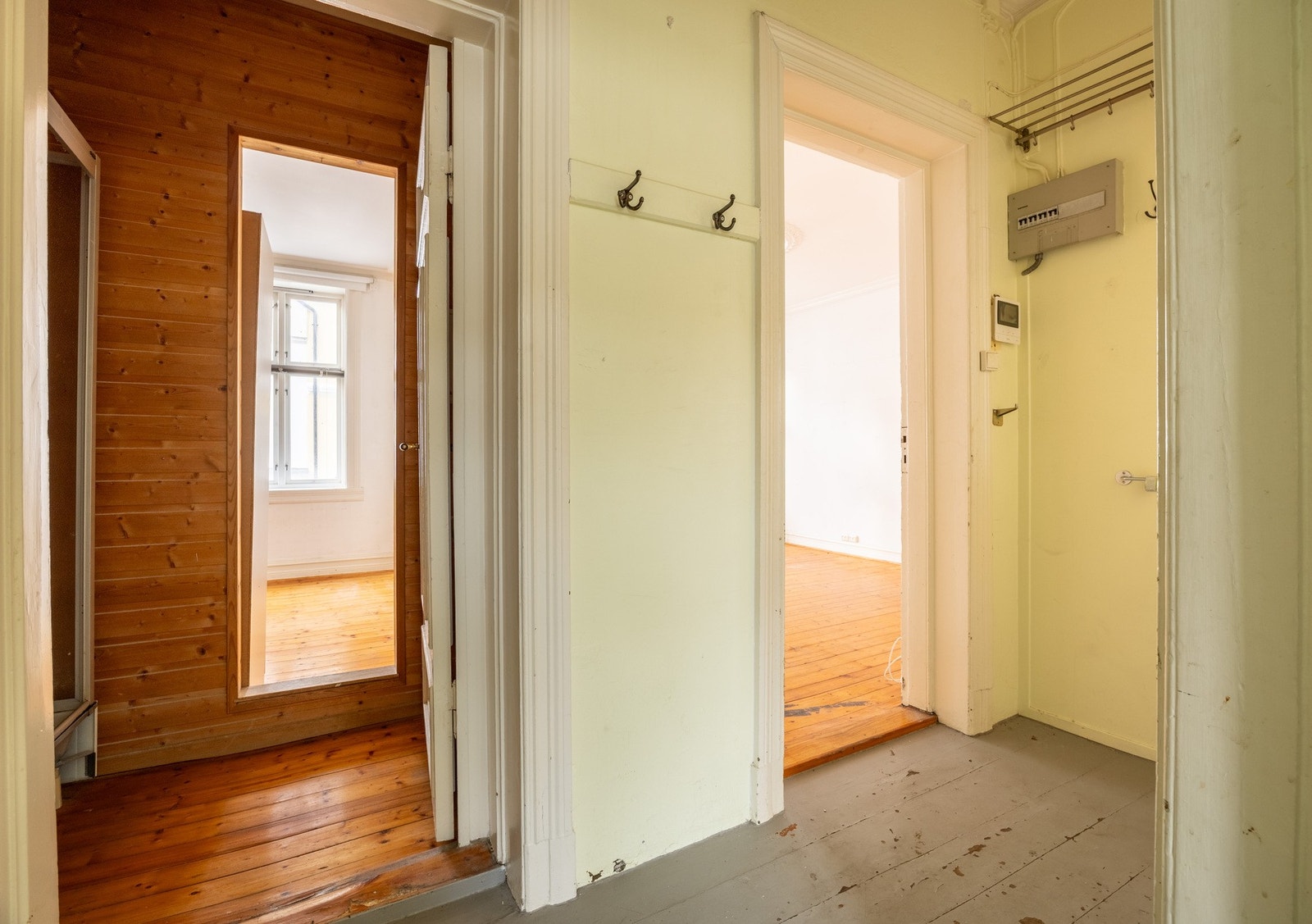 Lys og praktisk entré/gang. Det ble i 2022 installert nytt callinganlegg. Galleribilde