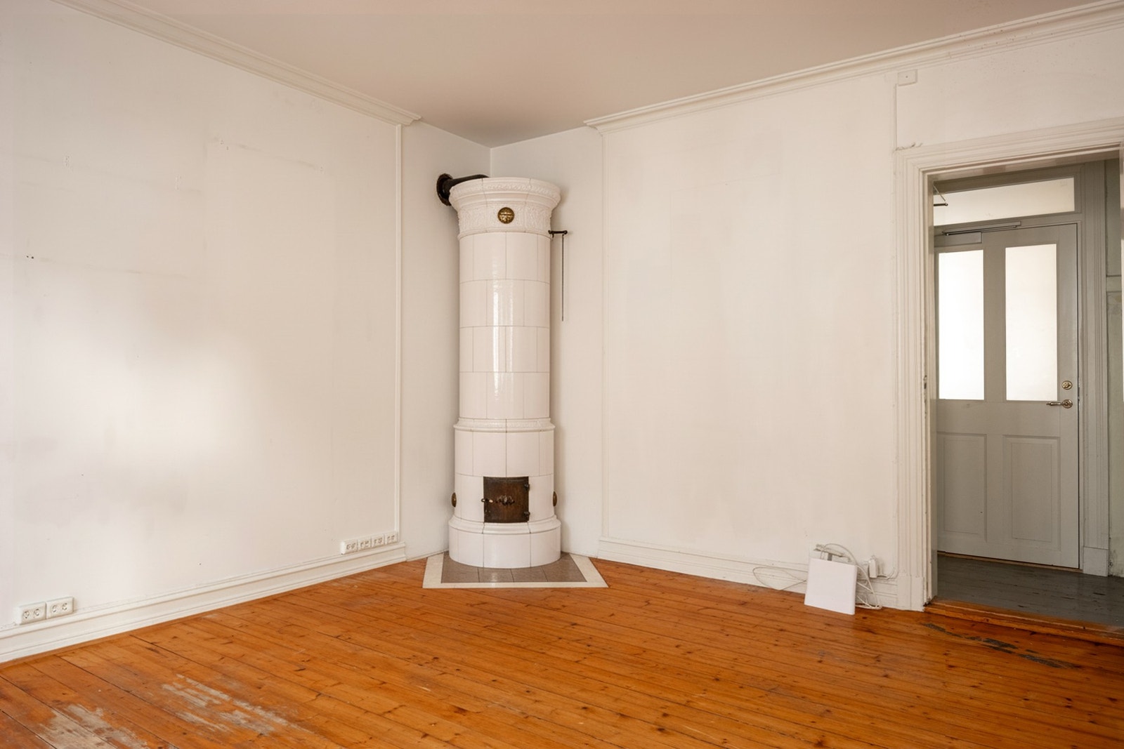 En visualisering av hvordan stuen vil fremstå med en vedovn. Galleribilde