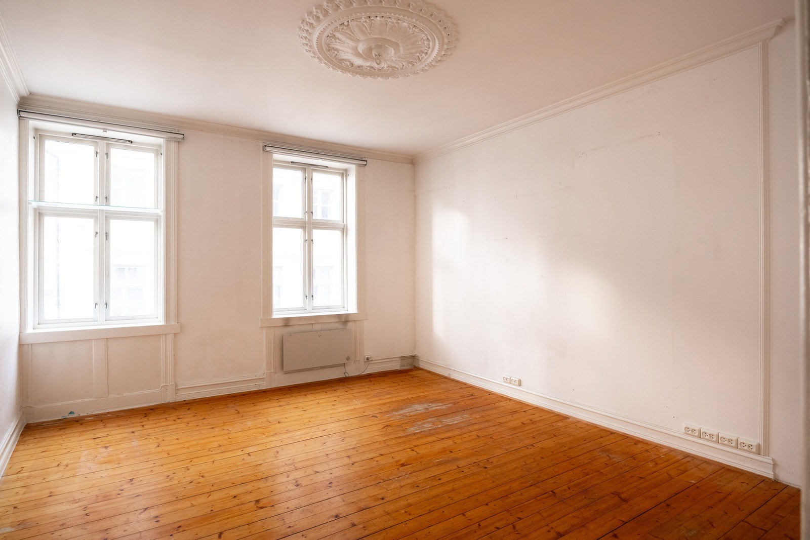 Store klassiske vindusflater som slipper inn mye naturlig lys. Høytliggende leilighet. Galleribilde