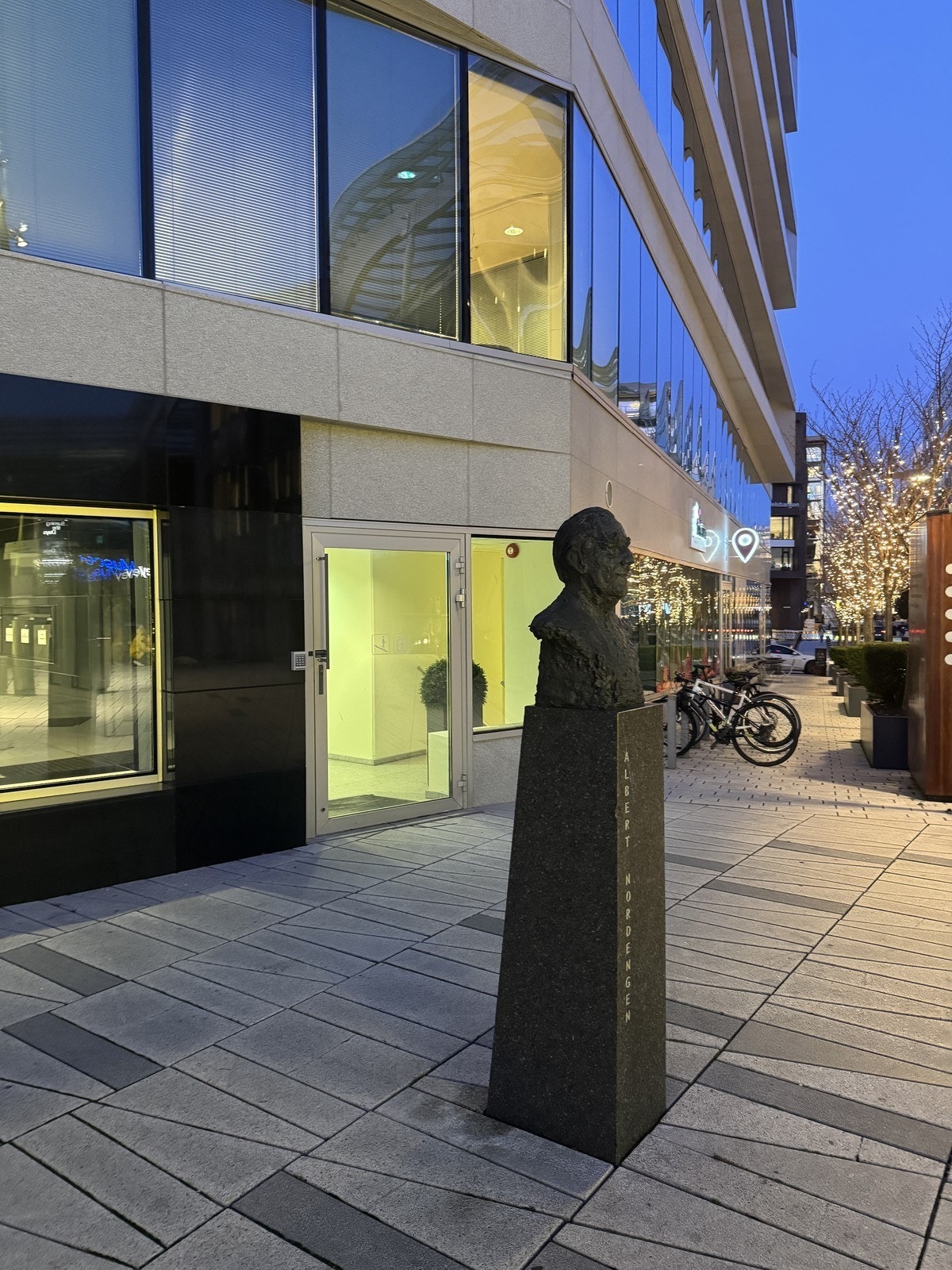 Inngang til garasjehuset. Parkeringsplassen ligger under The Thief. Galleribilde