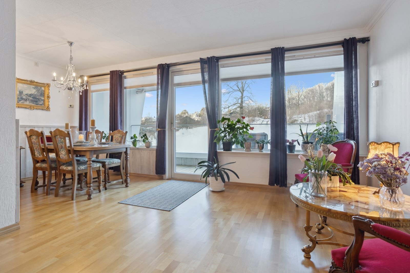 Store vindusflater gir godt med lys inn i boligen. Utgang fra stuen til stor flott balkong. Galleribilde