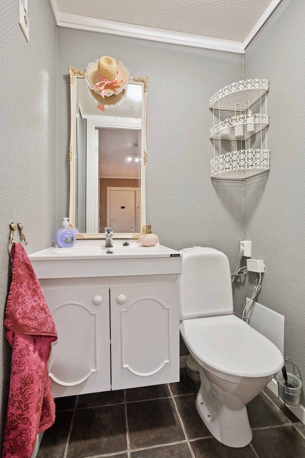 Praktisk med eget wc-rom i leiligheten. Galleribilde