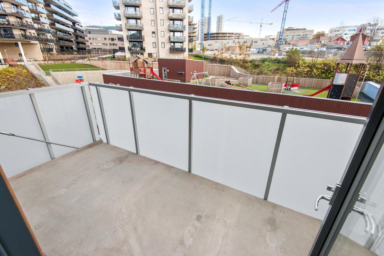 Romslig balkong med plass til sittegruppe. Galleribilde