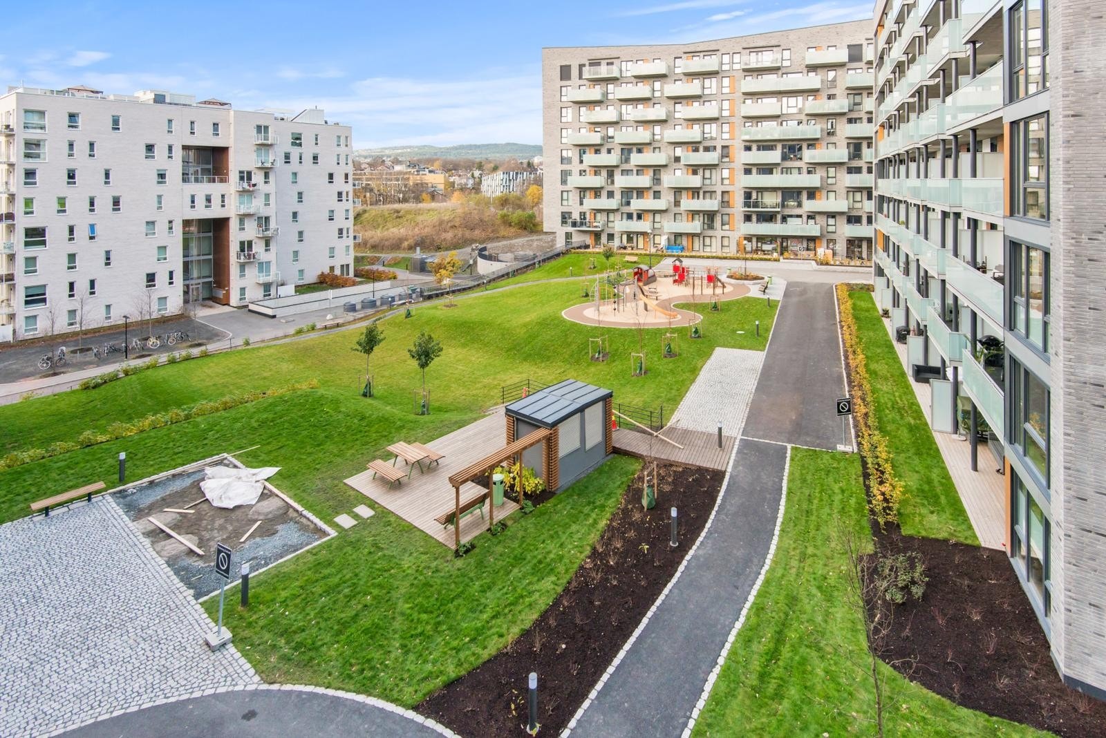 Soverommene vender ut mot felles bakgård. Galleribilde