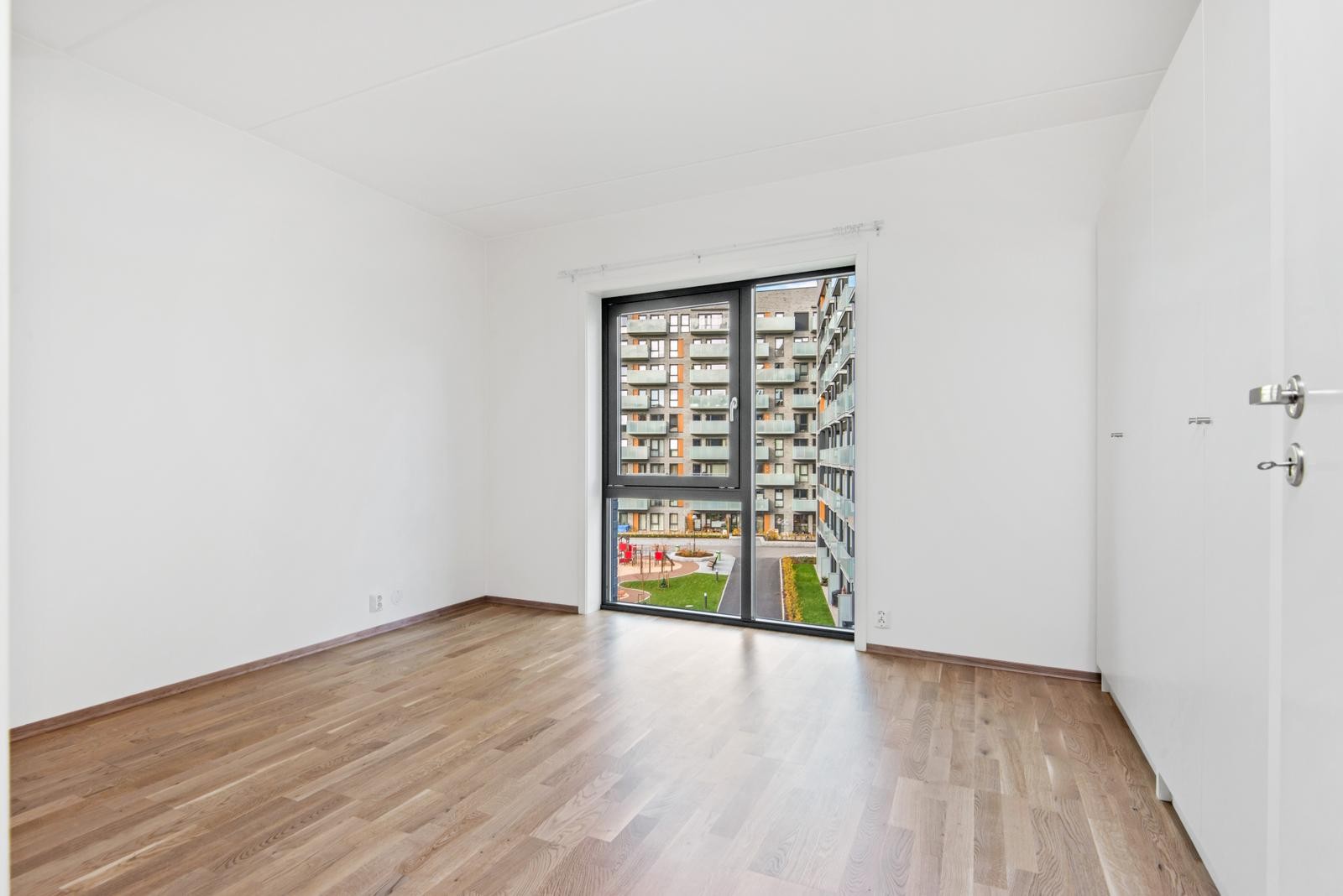 Hovedsoverommet har god plass til stor dobbelseng og gode oppbevaringsmuligheter. Galleribilde