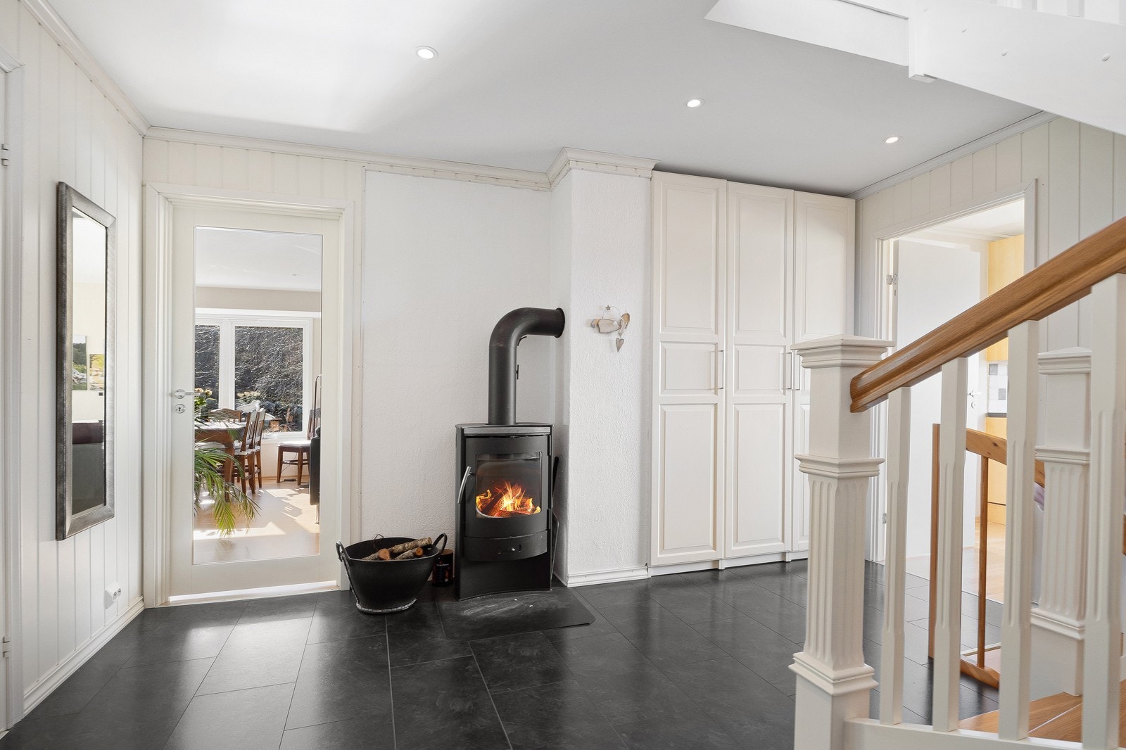 Hall, med garderobeskap og peis Galleribilde