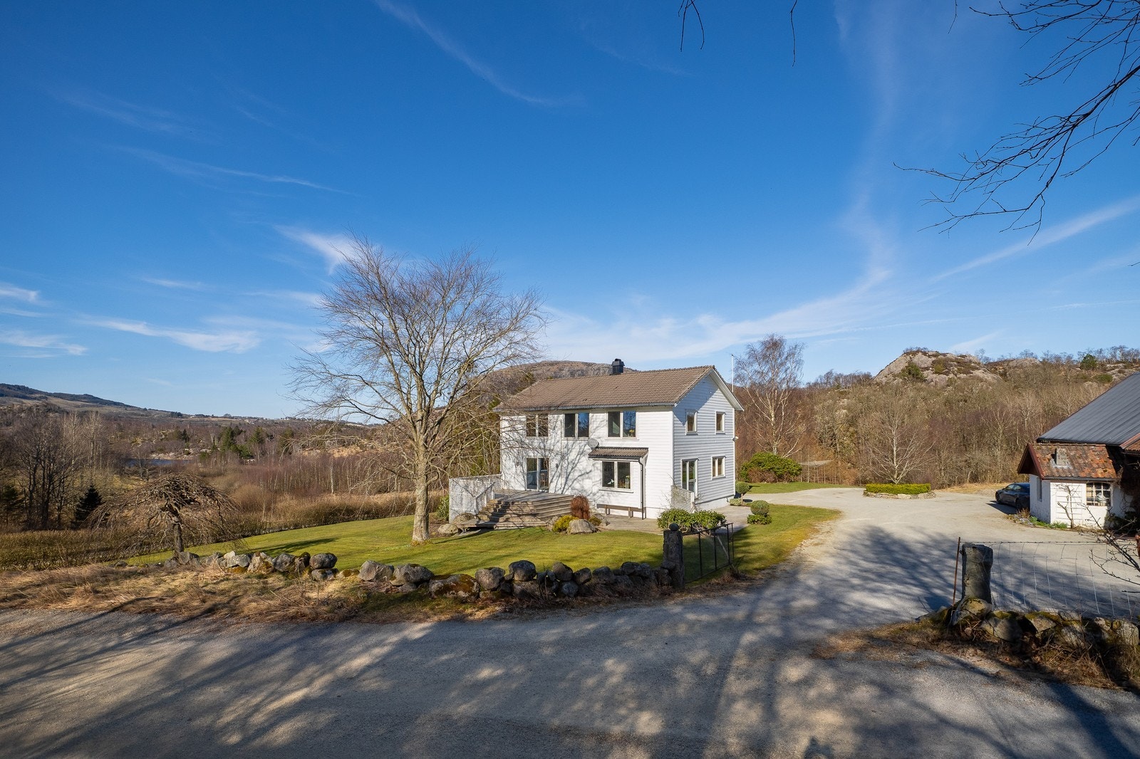 Huset ligger landlig til, med naturen tett på. Galleribilde