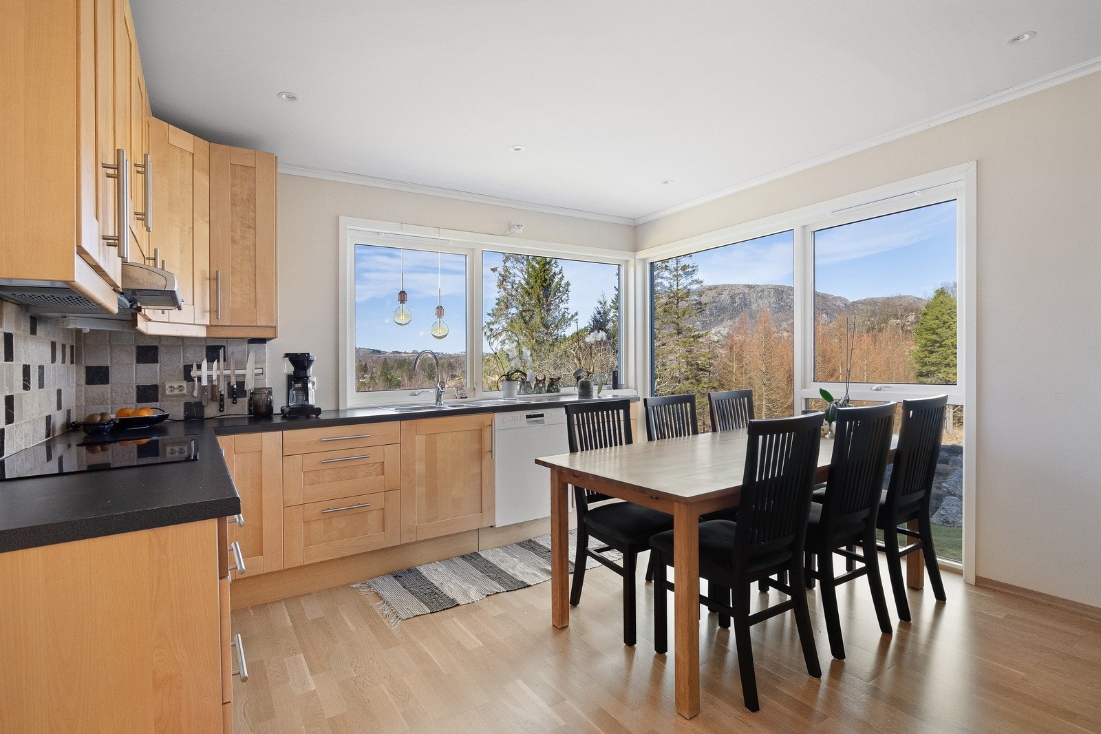 Flott og romslig kjøkken med herlig utsikt Galleribilde