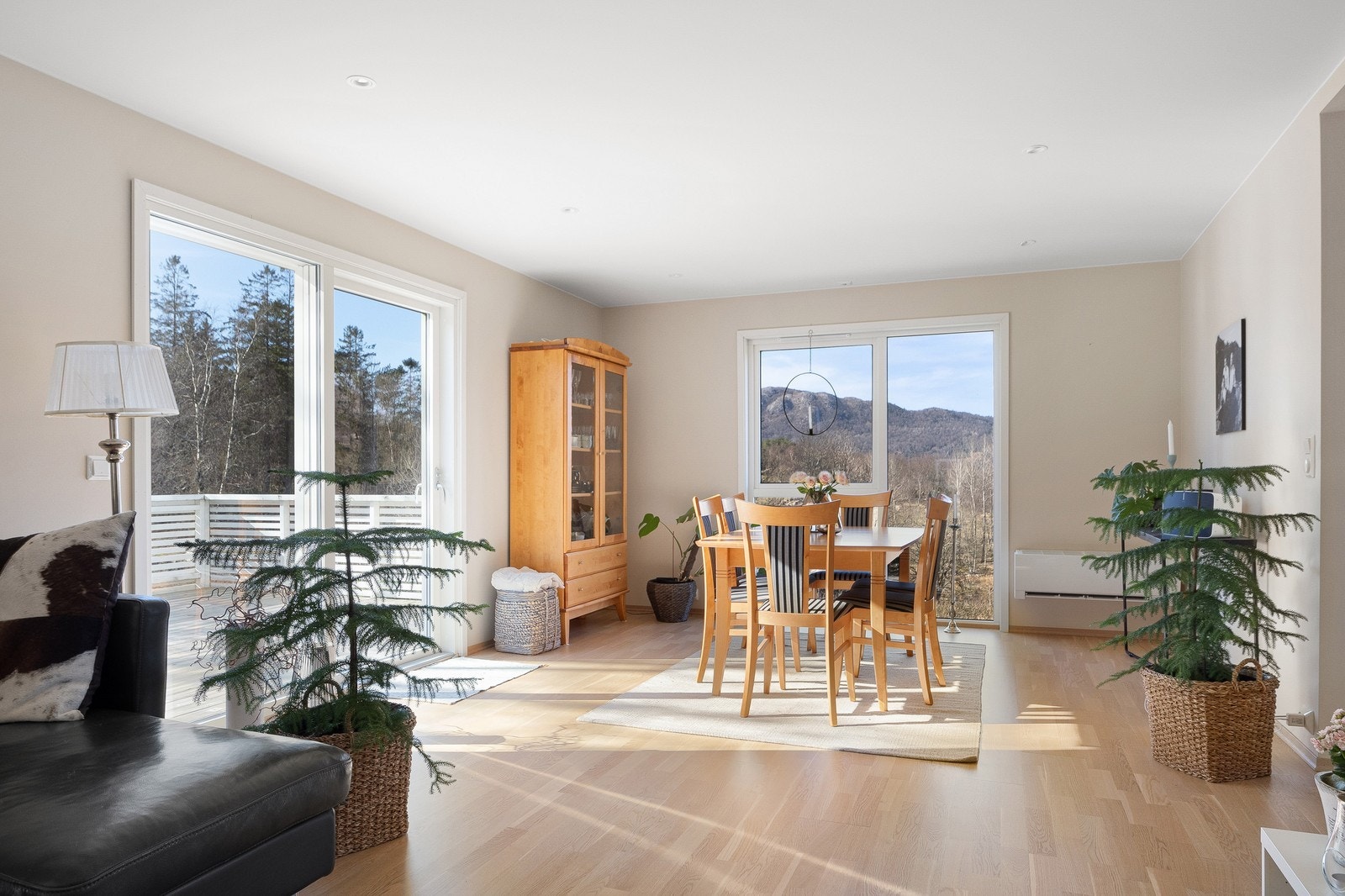 Stue med utgang til terrasse og hage Galleribilde