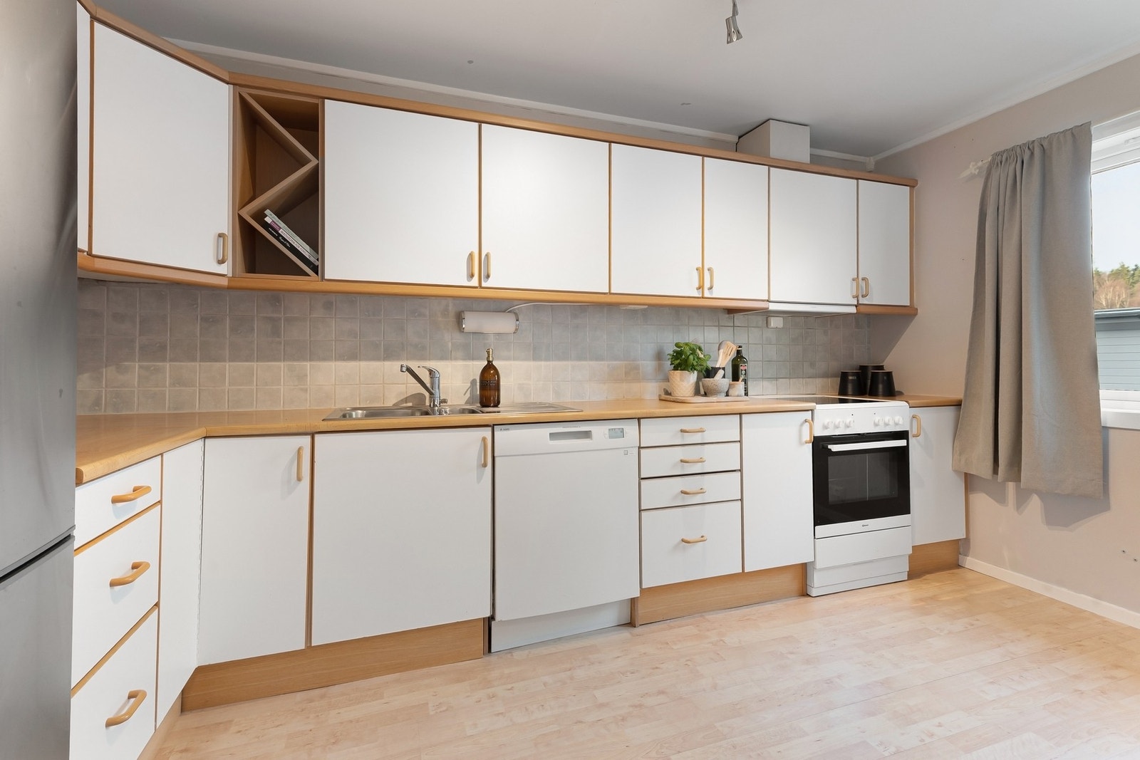 Kjøkkenet har romslig innredning og har godt med benkeplass. Galleribilde