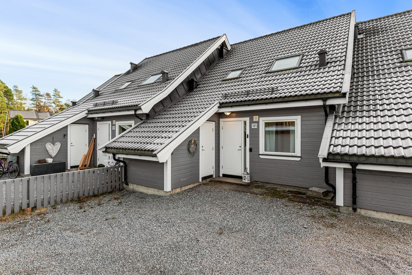 Gårdsplassen har inngang til boligen og til utvendig bod. Galleribilde