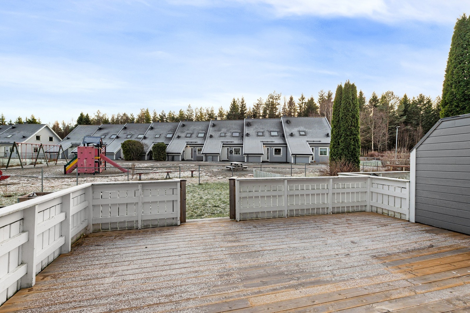 Romslig platting med nye gulvbord. Her har man også full oversikt over lekeplassen, en fordel med små barn i huset. Galleribilde