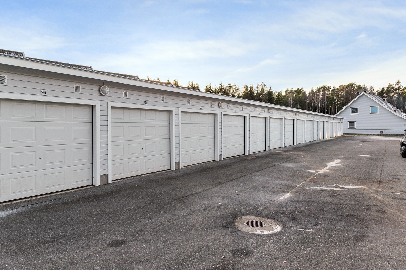 Boligen har en egen garasjeplass som medfølger i handelen. Galleribilde