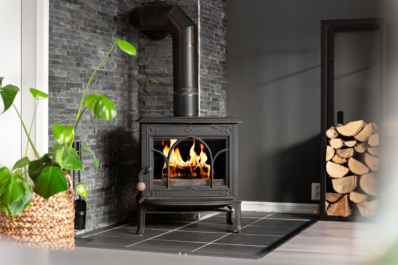 Vedfyring som varmer godt på kjølige høst- og vinterkvelder. Galleribilde