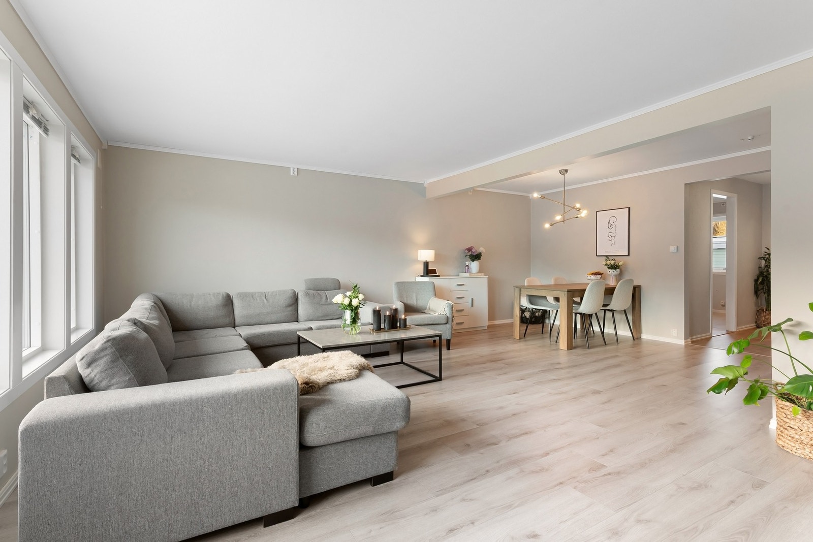 Stuen er romslig og har god plass til både spisestue og sofa. Galleribilde