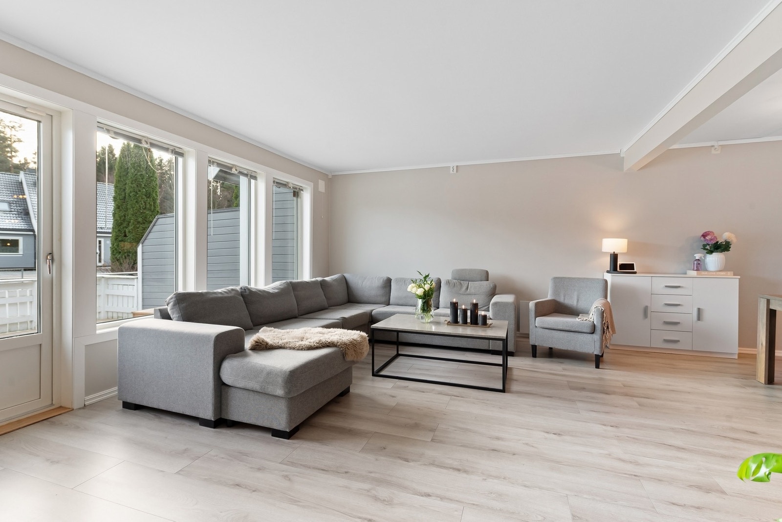 Stuen er nylig oppgradert med nytt gulv og malte flater. Galleribilde