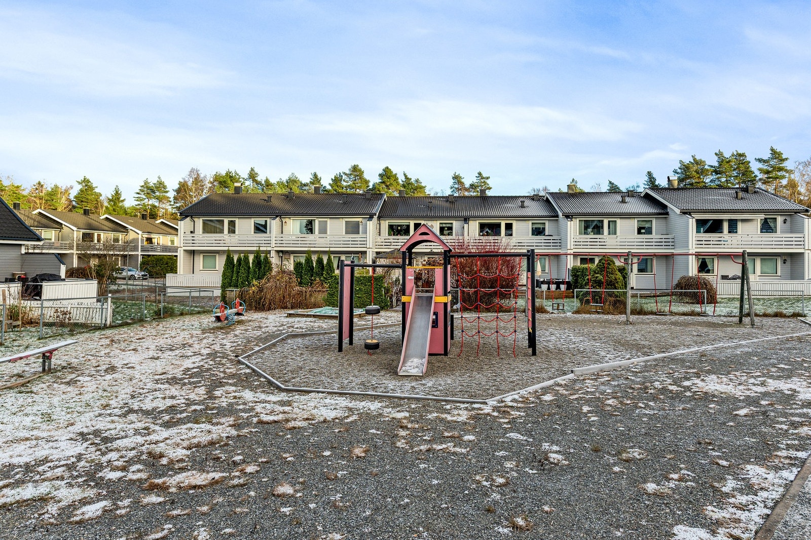 Fin lekeplass midt på feltet hvor barna kan leke fritt. Galleribilde