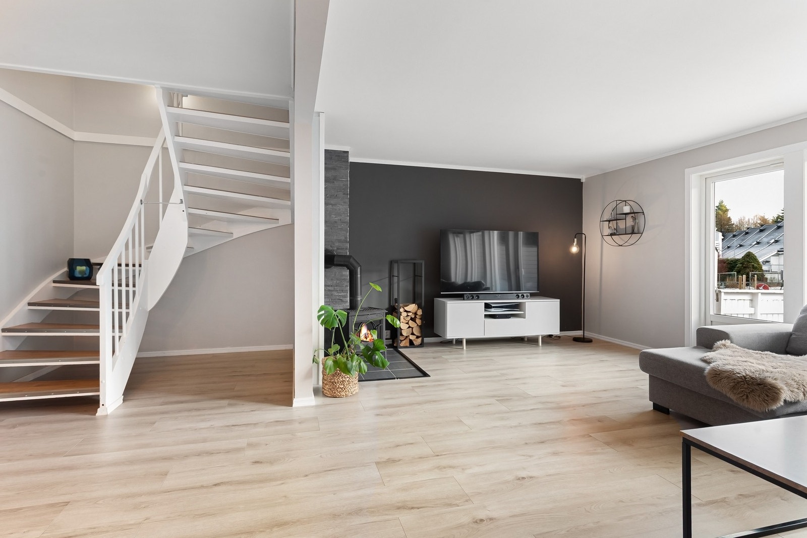 Den åpne løsningen gir godt med naturlig lys inn i boligen. Galleribilde