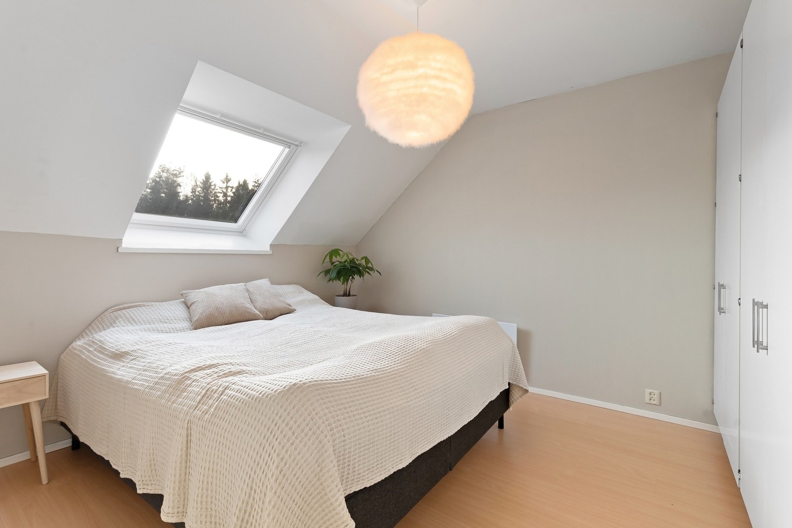 Hovedsoverommet har en fin garderobe for oppbevaring. Galleribilde