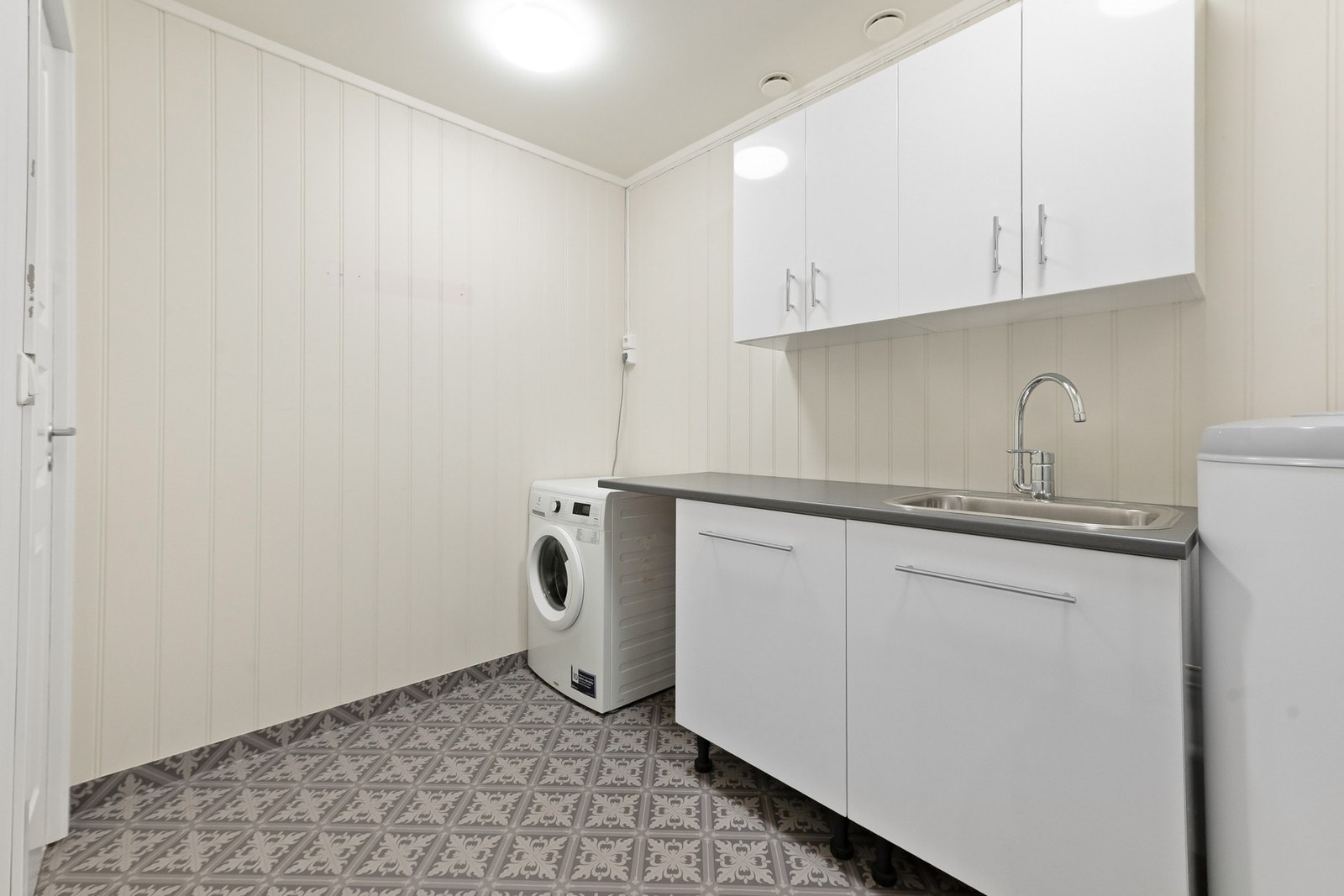 Godt innredet vaskerom med over- og underskap. Rommet er oppgradert i senere år og har god standard. Galleribilde