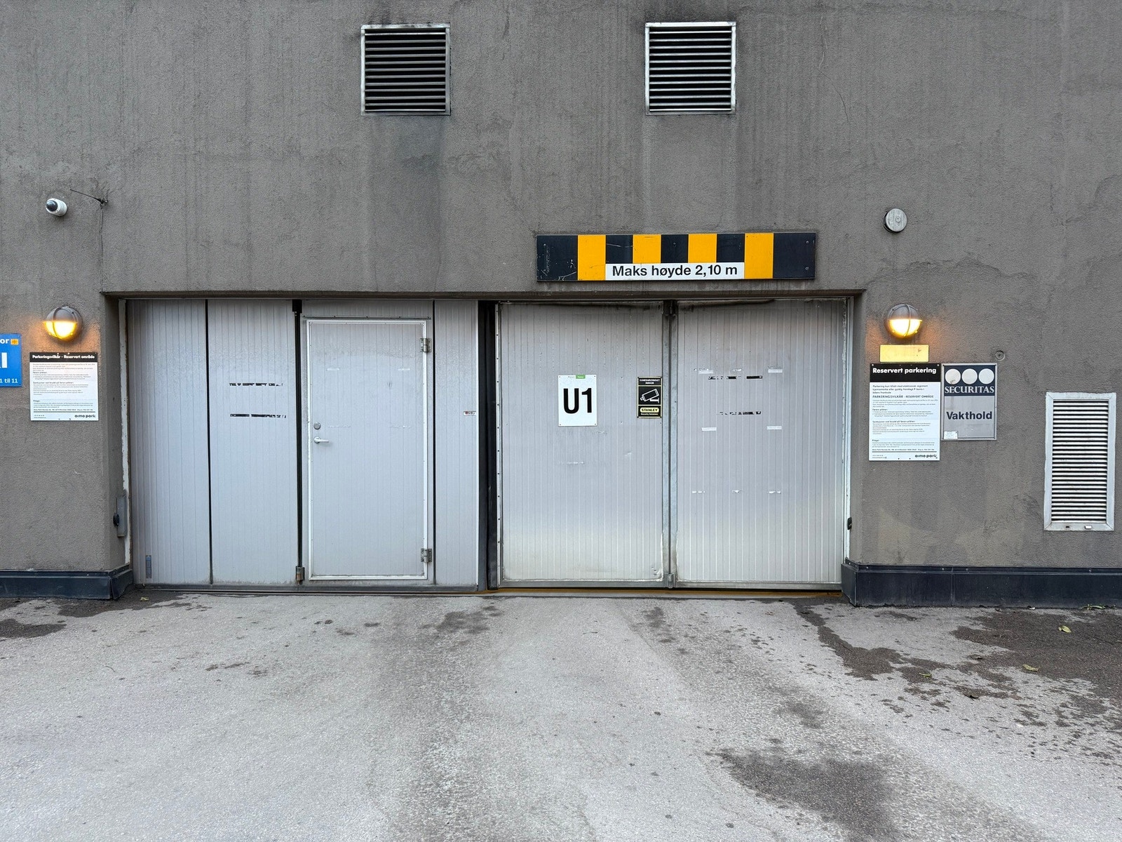 Innkjørsel. Porten åpnes med brikke eller portåpner. Galleribilde