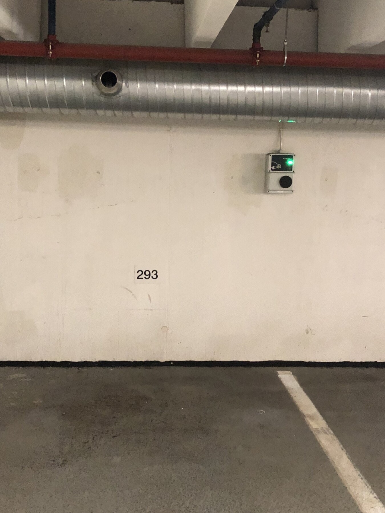 Garasjeplassen har elbil-lader. Galleribilde