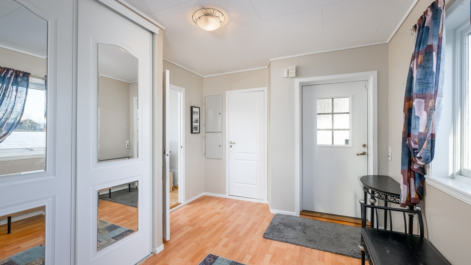 Entréen er lys og praktisk utformet med en plassbygd garderobeløsning med skyvedører. Galleribilde